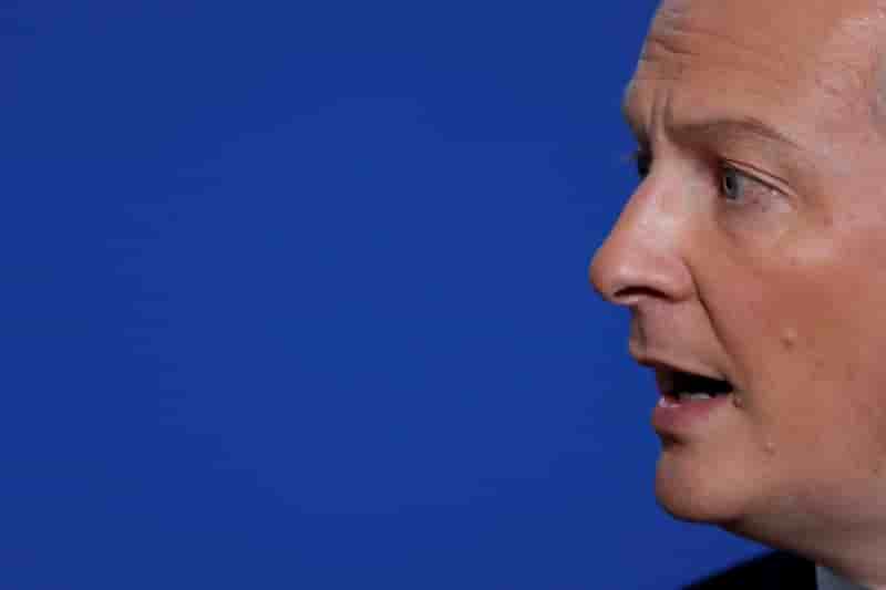 Le maire dement toute "derive autoritariste" de macron