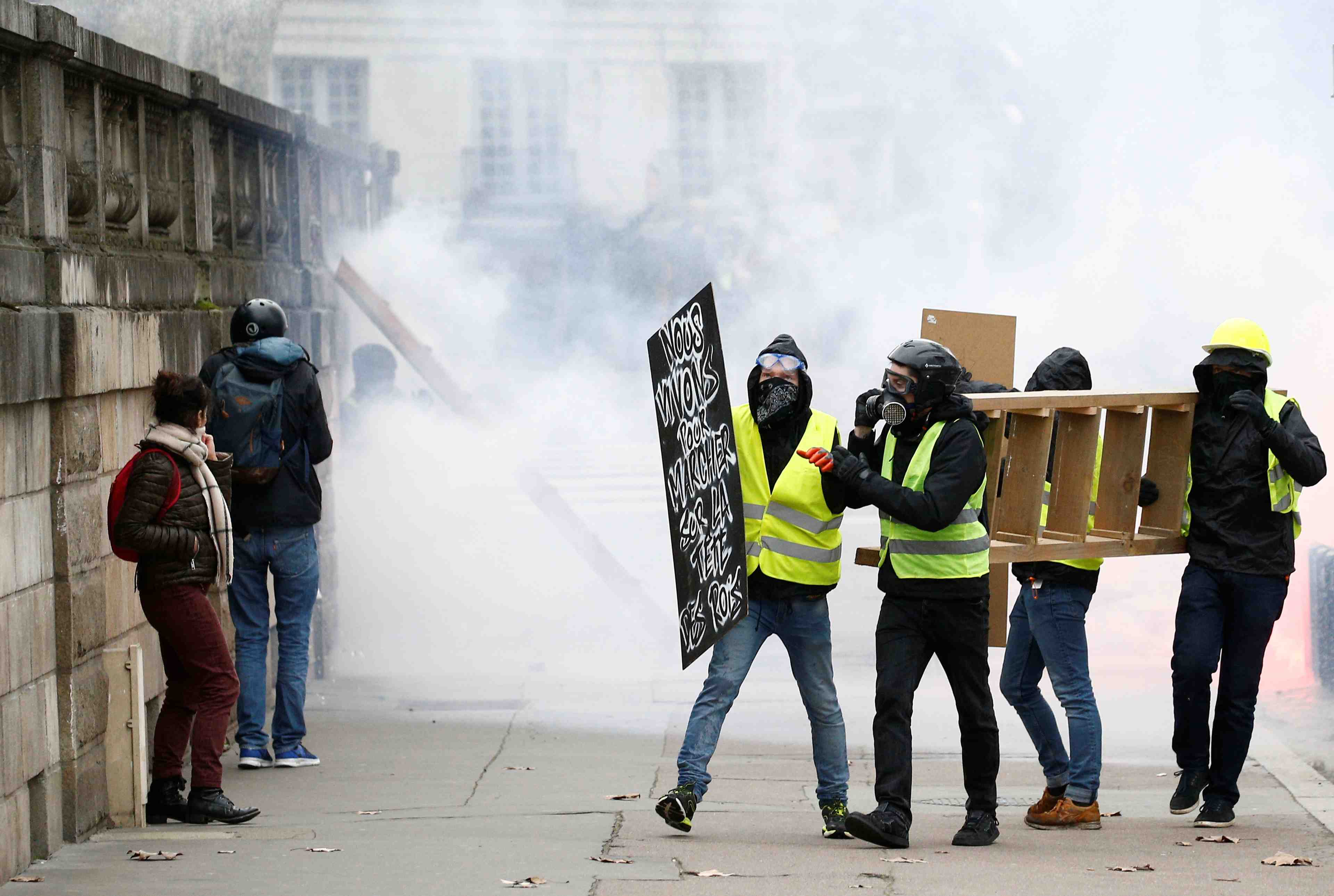 "gilets jaunes": la peur de la violence s'installe, selon un sondage