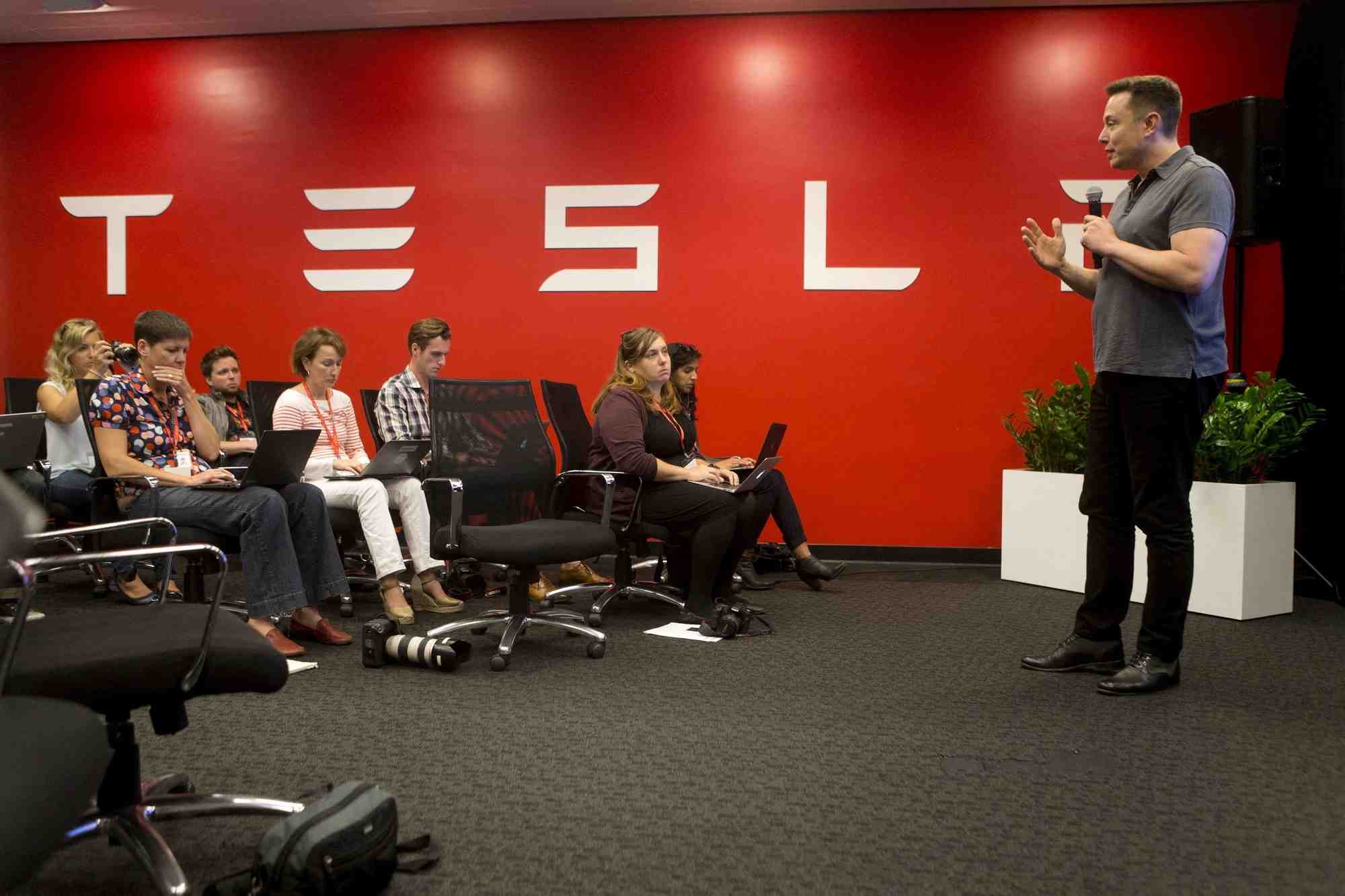 Elon musk aux salaries: revenez au bureau ou quittez tesla