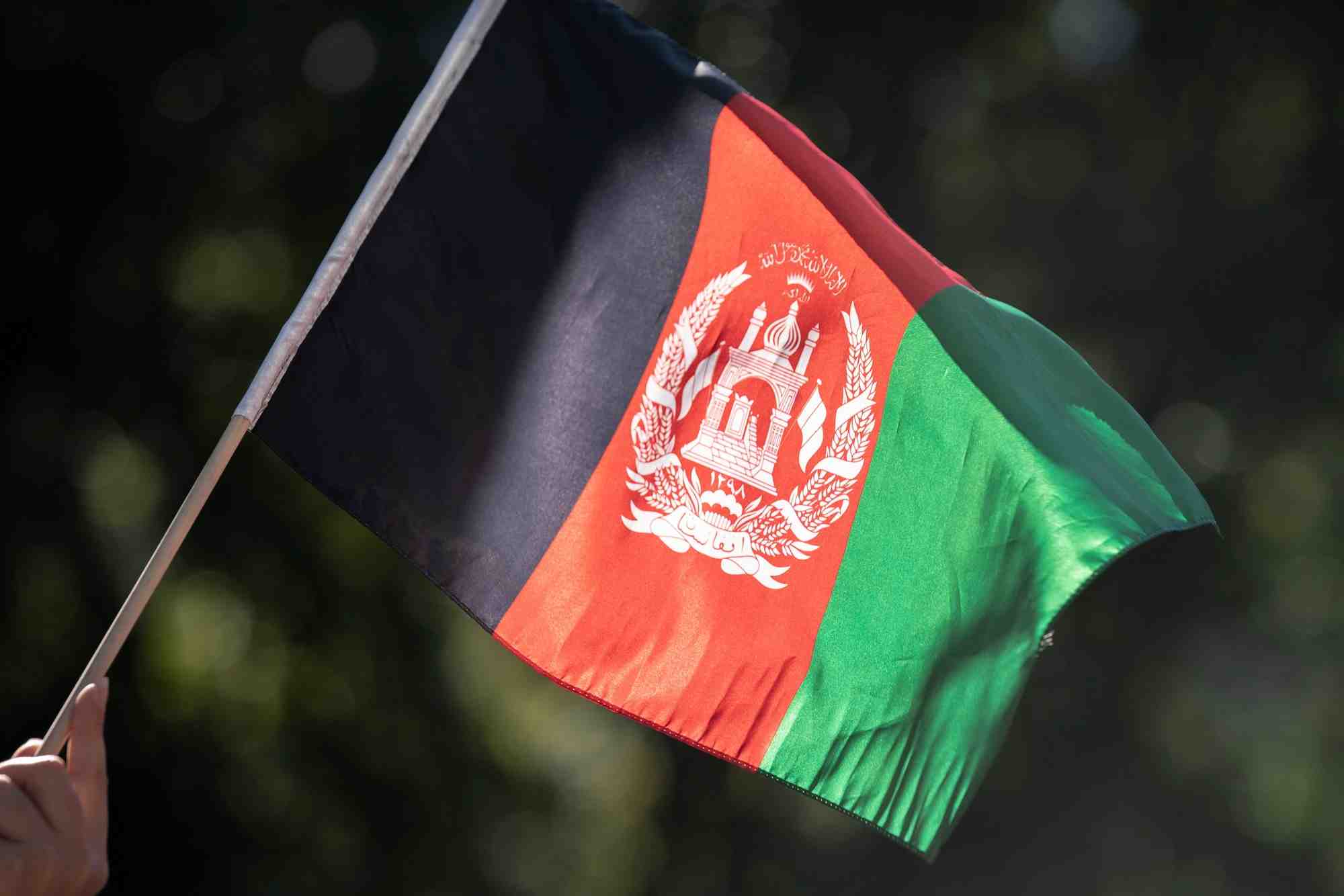Un drapeau afghan devant le siege des nations unies a new york, etats-unis