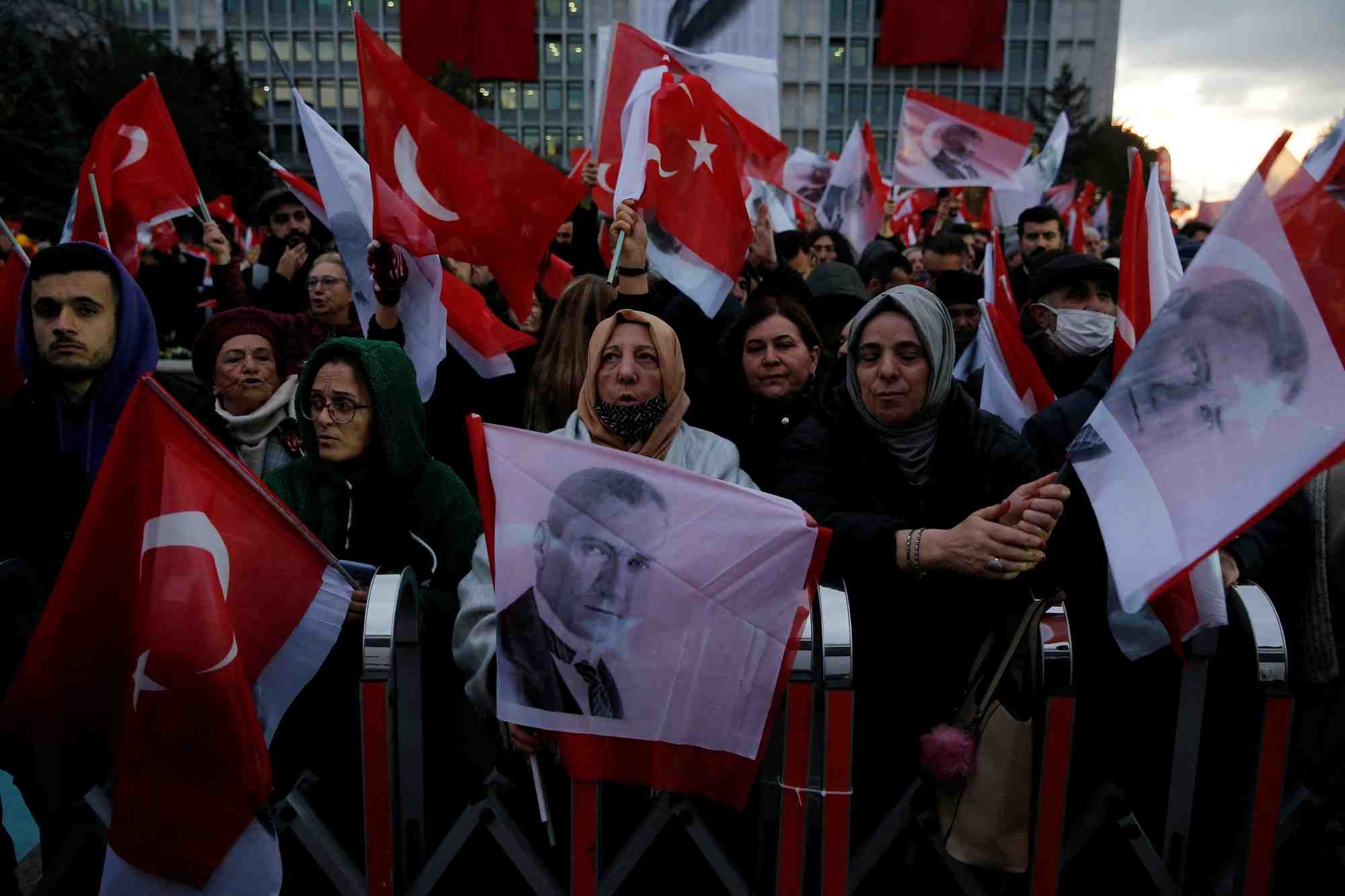 Des partisans du maire d'istanbul, ekrem imamoglu, se rassemblent devant son bureau a istanbul