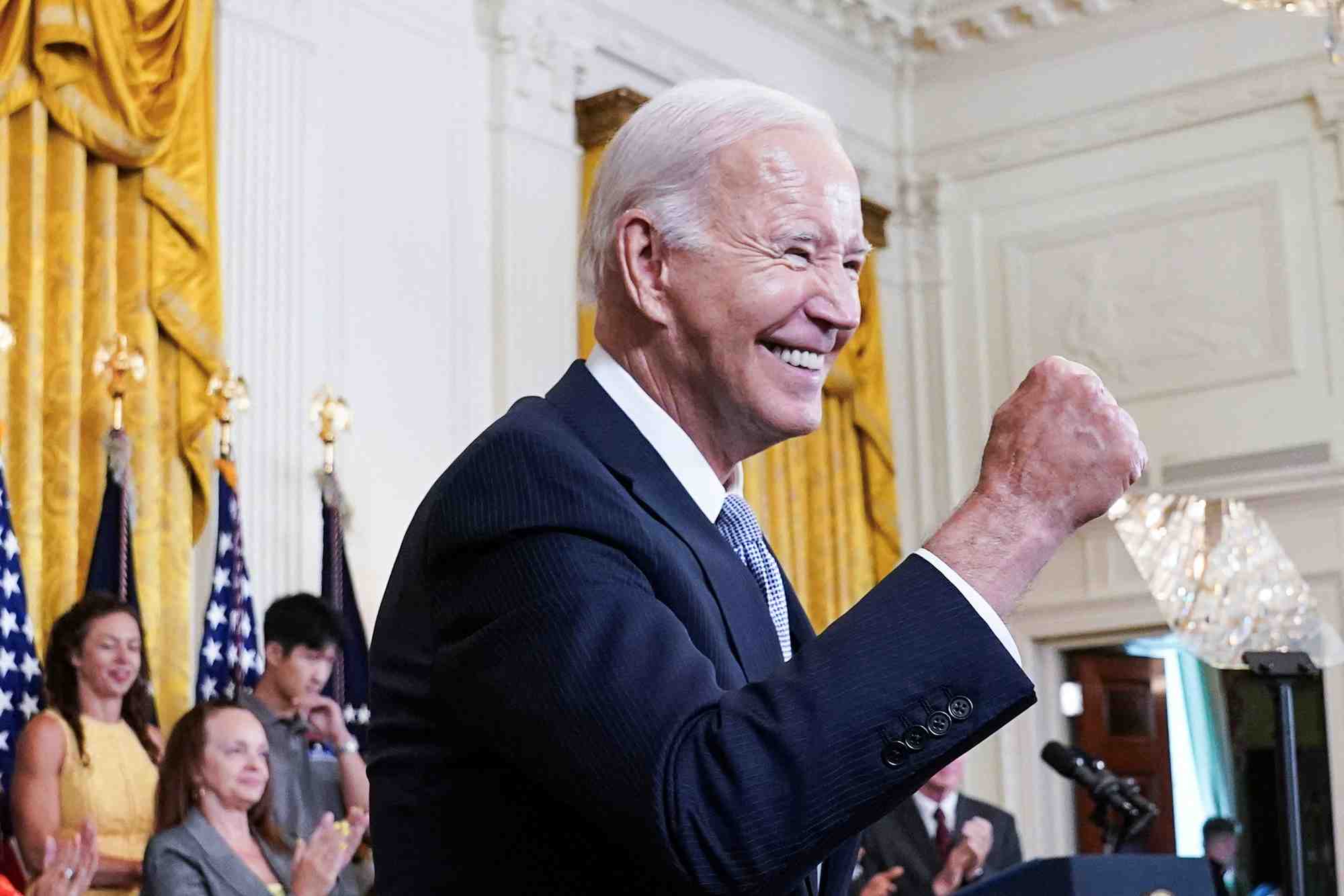 Le president americain biden celebre l'anniversaire de la loi sur la reduction de l'inflation de 2022 a washington