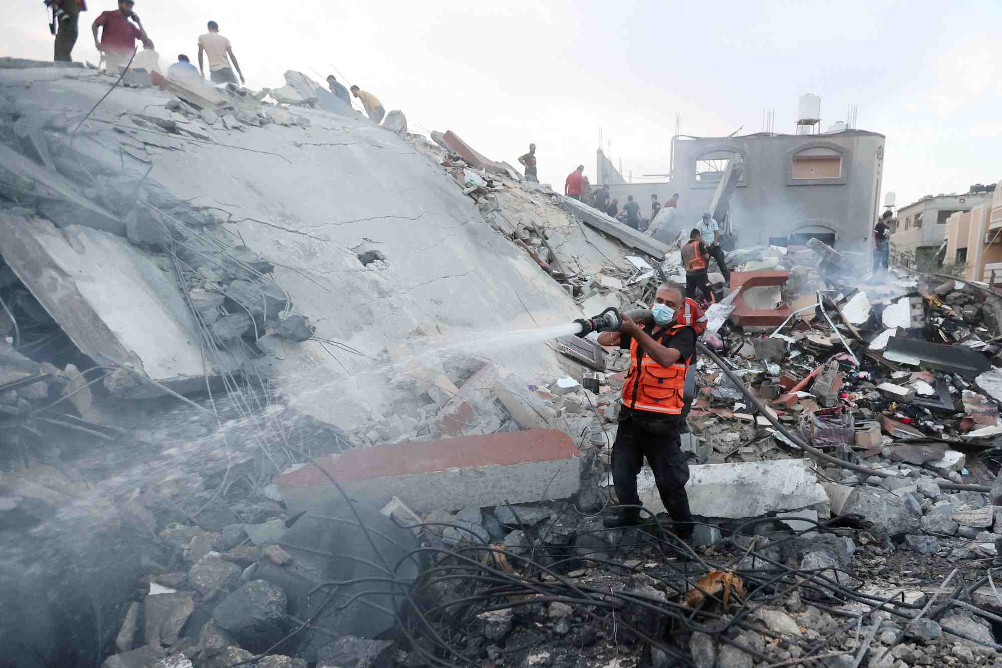 Operations de secours et de recherche sur le site des frappes israeliennes sur un immeuble residentiel, dans le centre de la bande de gaza