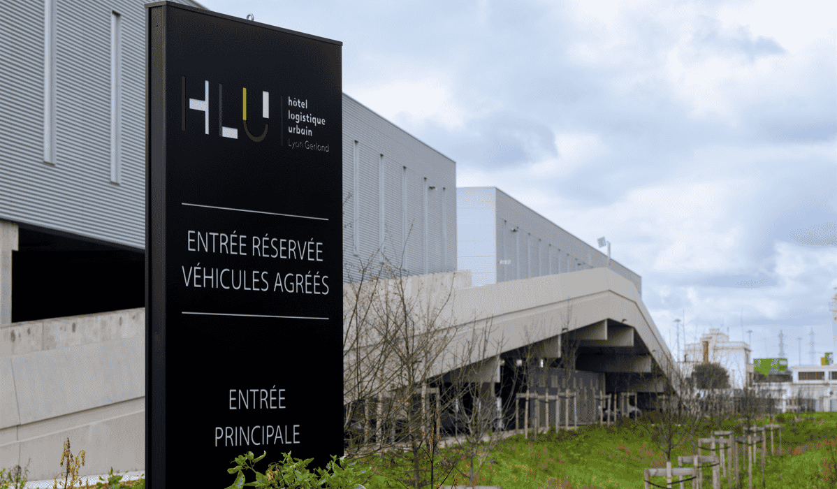 Fruit d'un appel à projets lancé en 2018, l'Hôtel Logistique Urbain de Lyon sort enfin de terre. Objectif : massifier les flux en un point central et développer une logistique du dernier kilomètre décarbonée en s'appuyant sur un nouveau Quai des énergies.