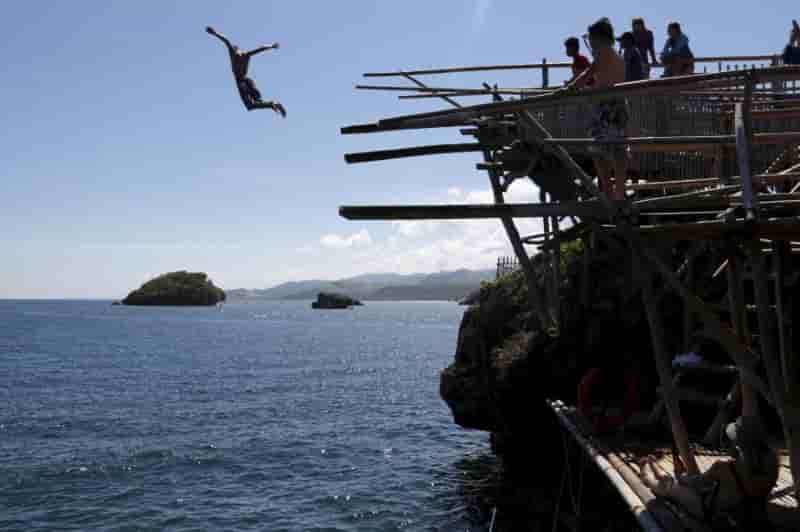 Une ile trop sale fermee aux touristes aux philippines