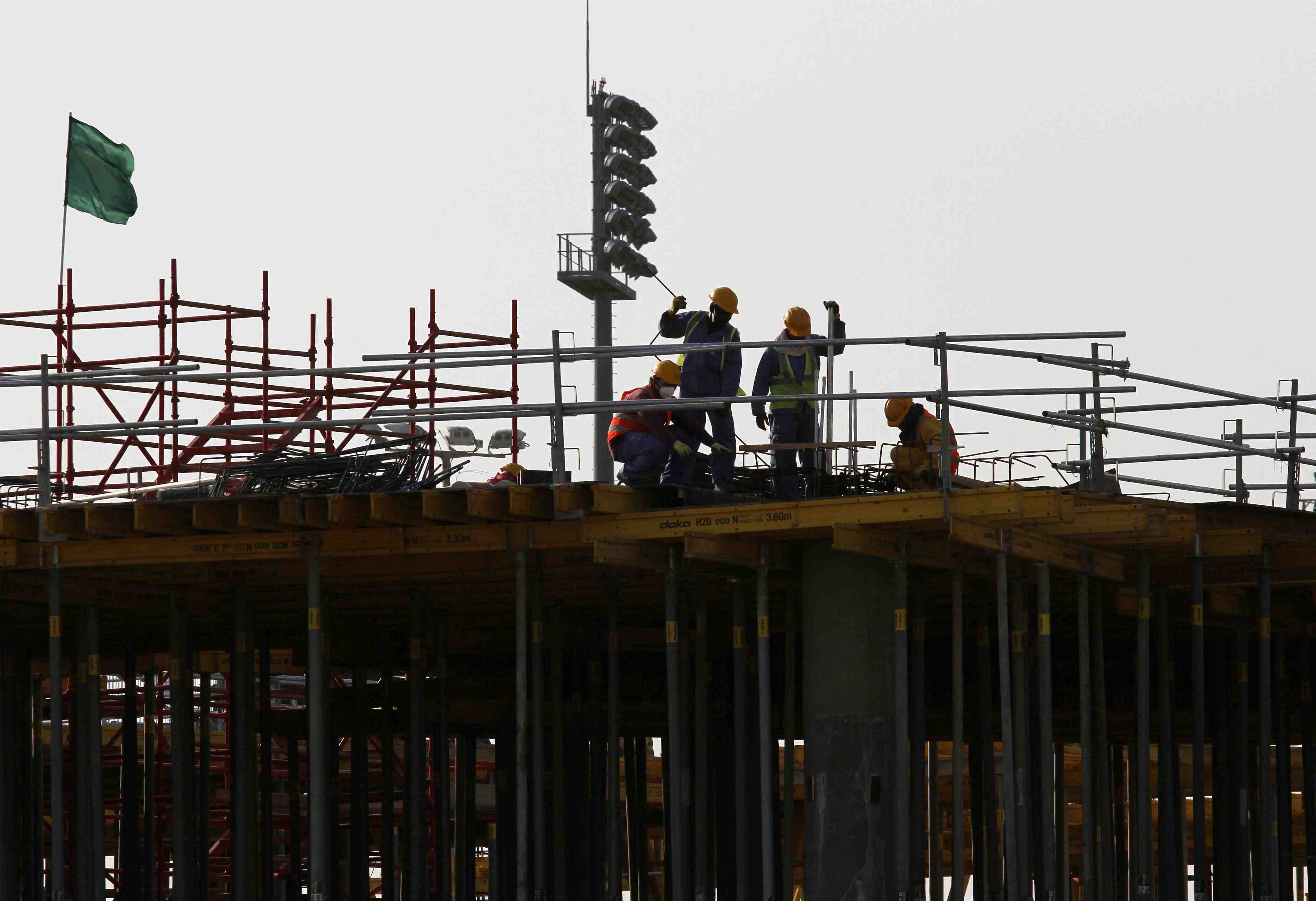 Qatar: malgre la reforme, les travailleurs etrangers craignent d'etre exploites