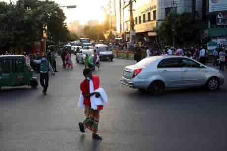 Bangladesh: cinq personnes condamnees a mort pour le meurtre d'un blogueur americain