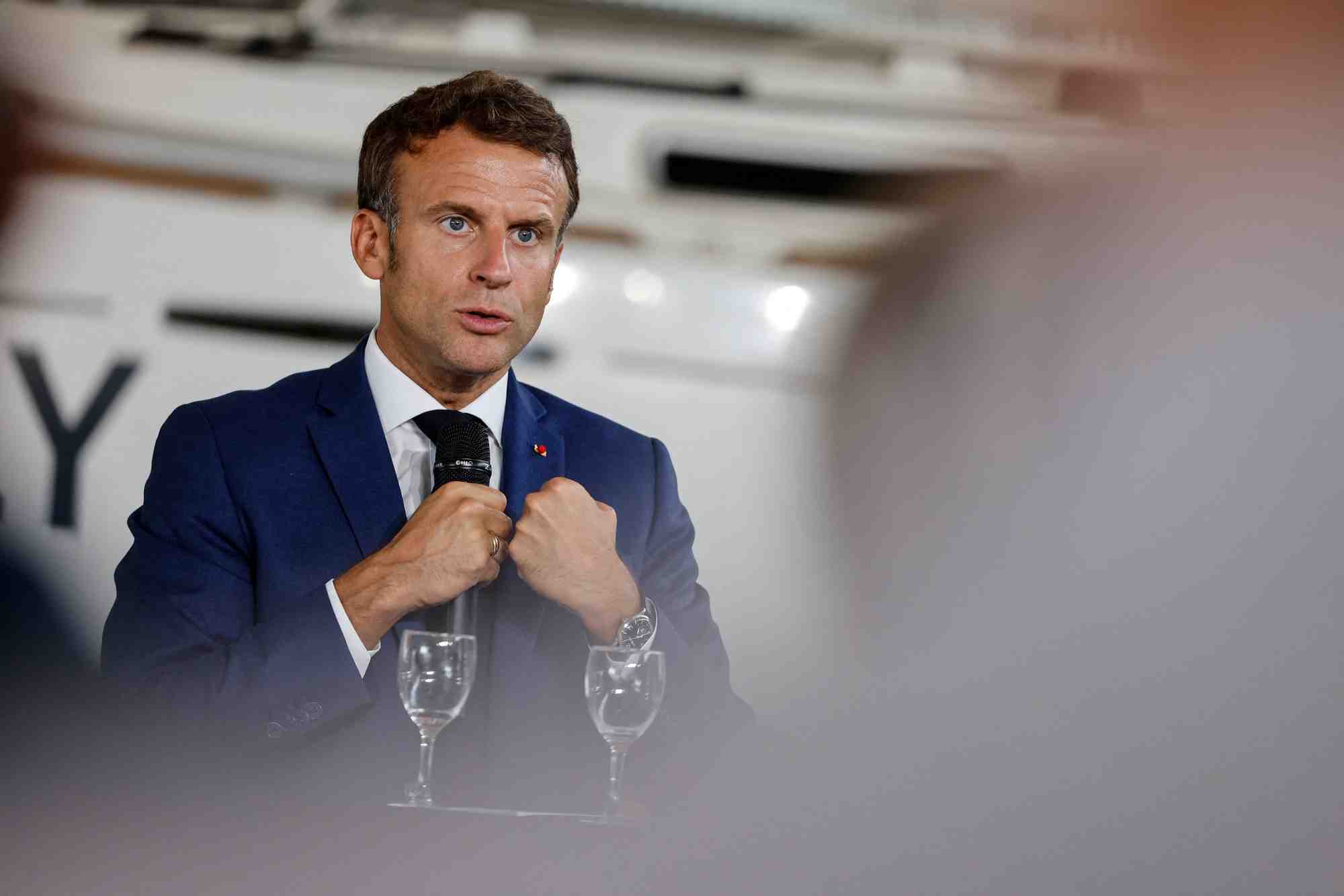 Le president francais emmanuel macron lors d'un discours aux sables-d'olonne en france