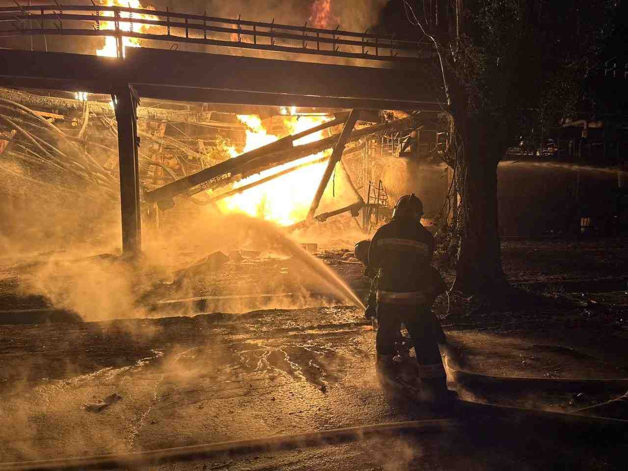Des pompiers interviennent dans une raffinerie de petrole touchee par les attaques de drones russes a kremenchouk, dans la region de poltava