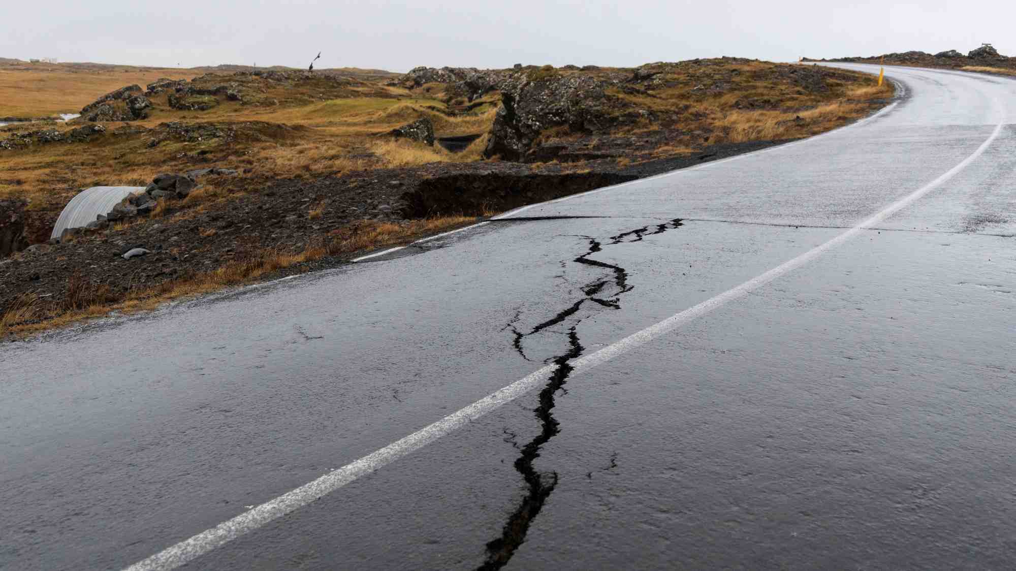 Des fissures liees a l'activite volcanique sur une route de grindavik, en islande
