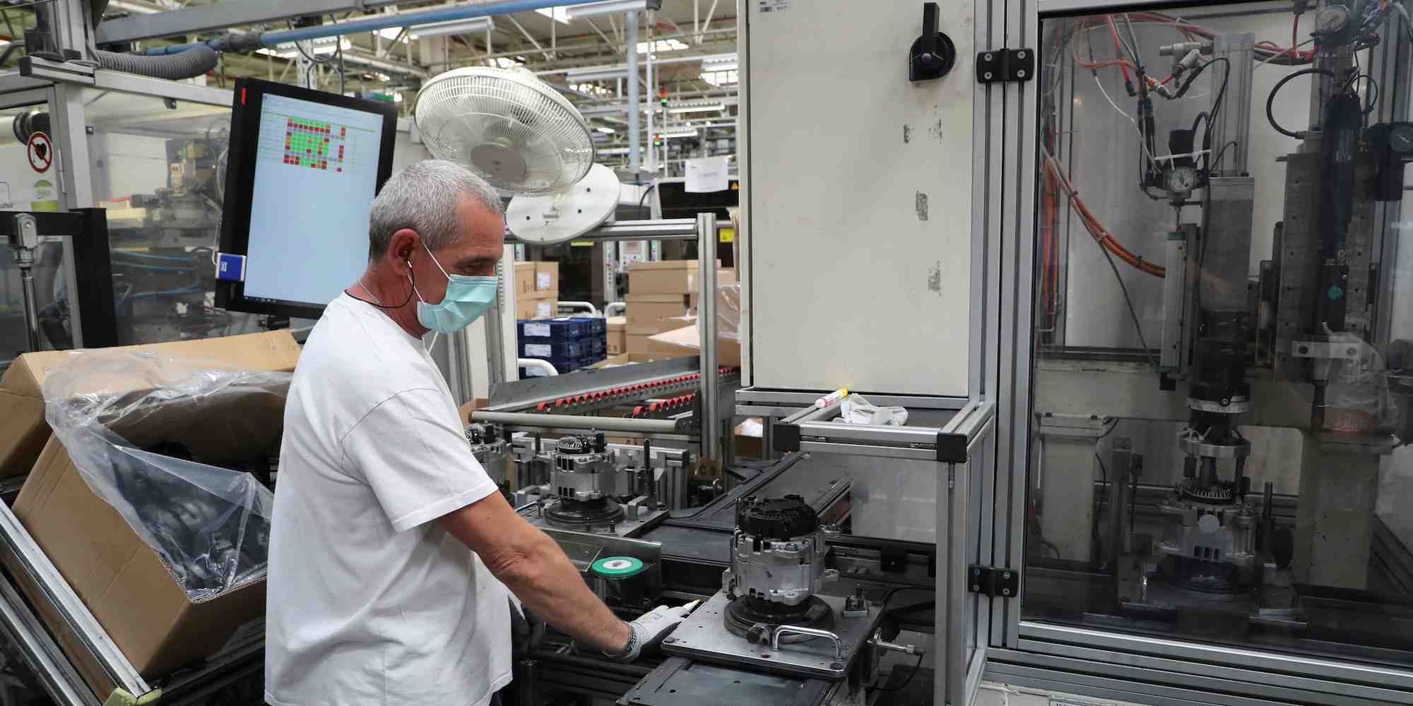 Un employé dans une usine de Valeo, à Etaples (Hauts-de-France).