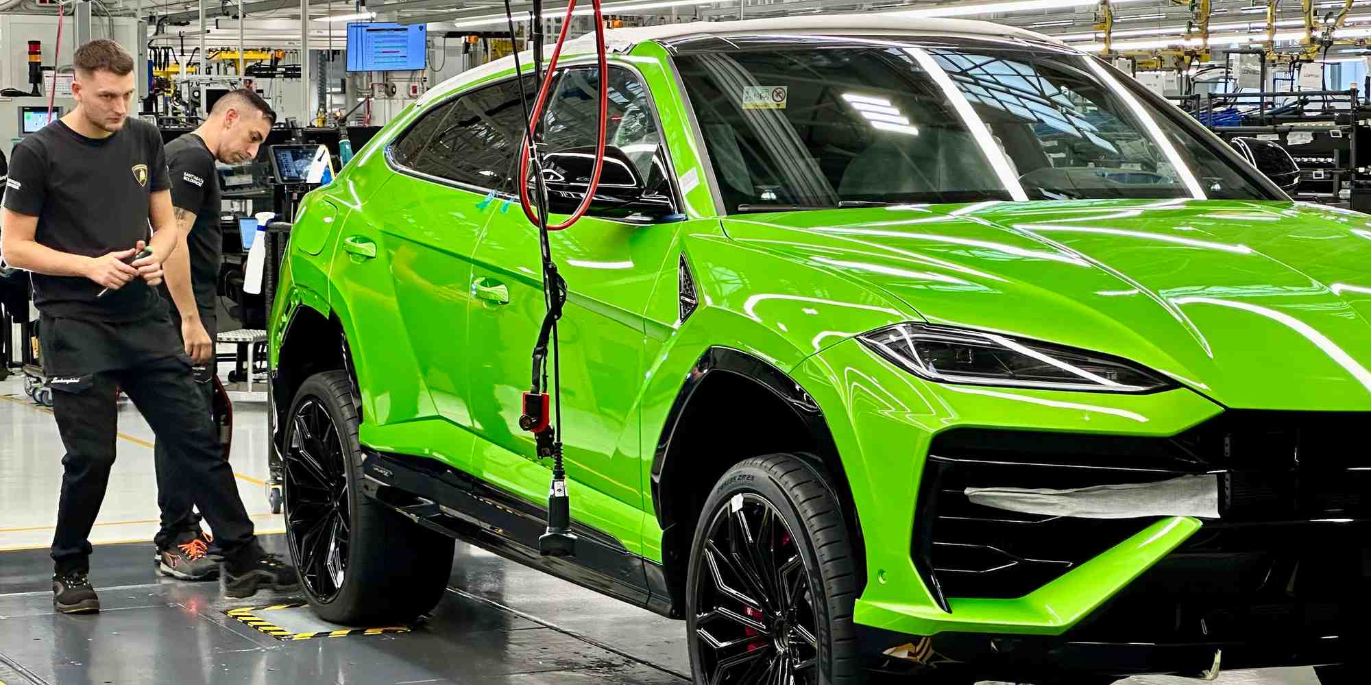Le SUV Lamborghini Urus, désormais équipé d'un moteur hybride, sur la ligne d'assemblage à Sant'Agata Bolognese.
