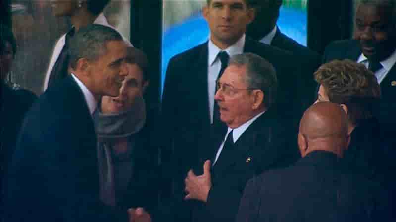 Poignée de main historique entre Barack Obama et Raul Castro