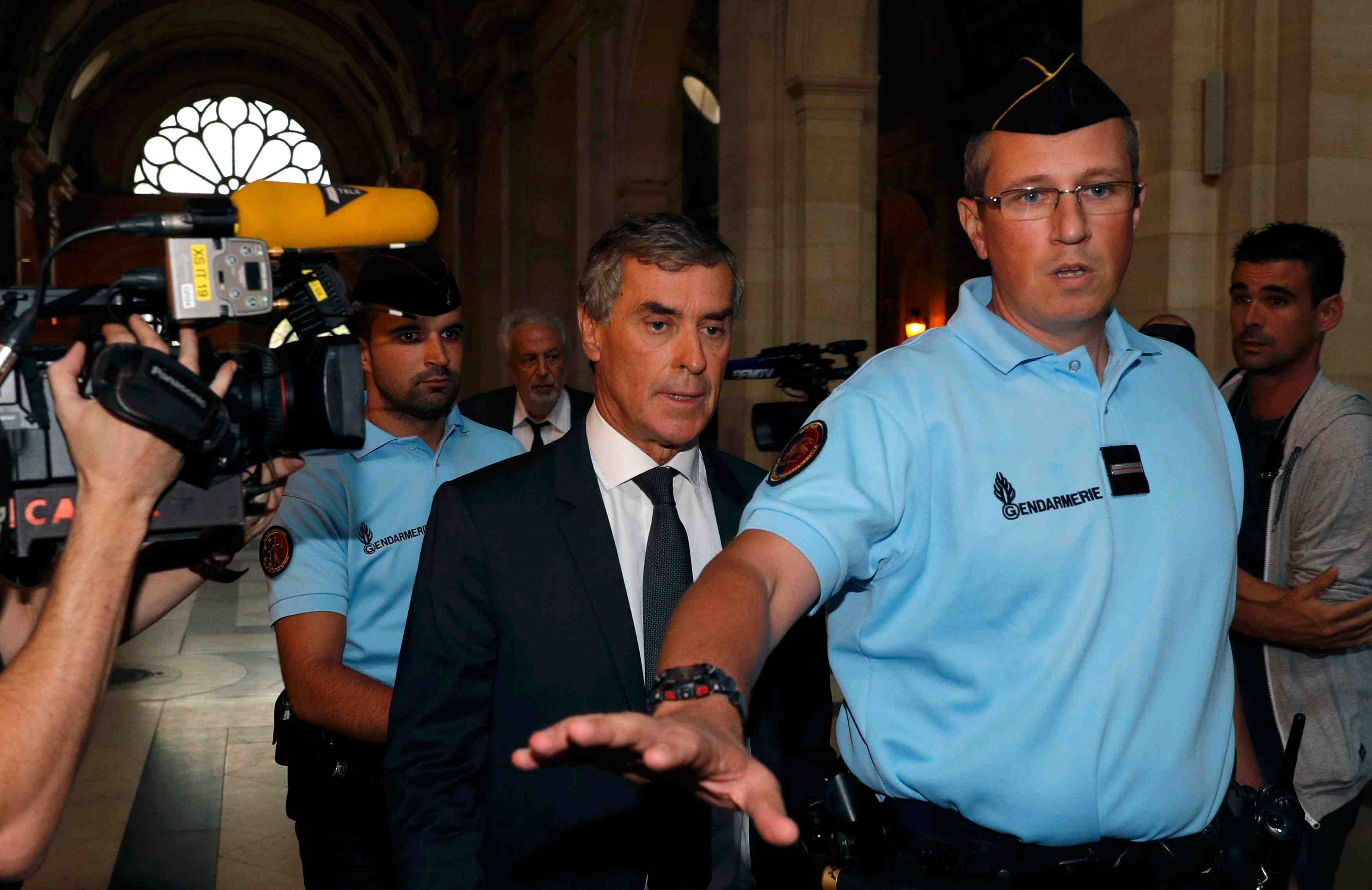 Divergence sur le transfert des avoirs de jerome cahuzac vers singapour