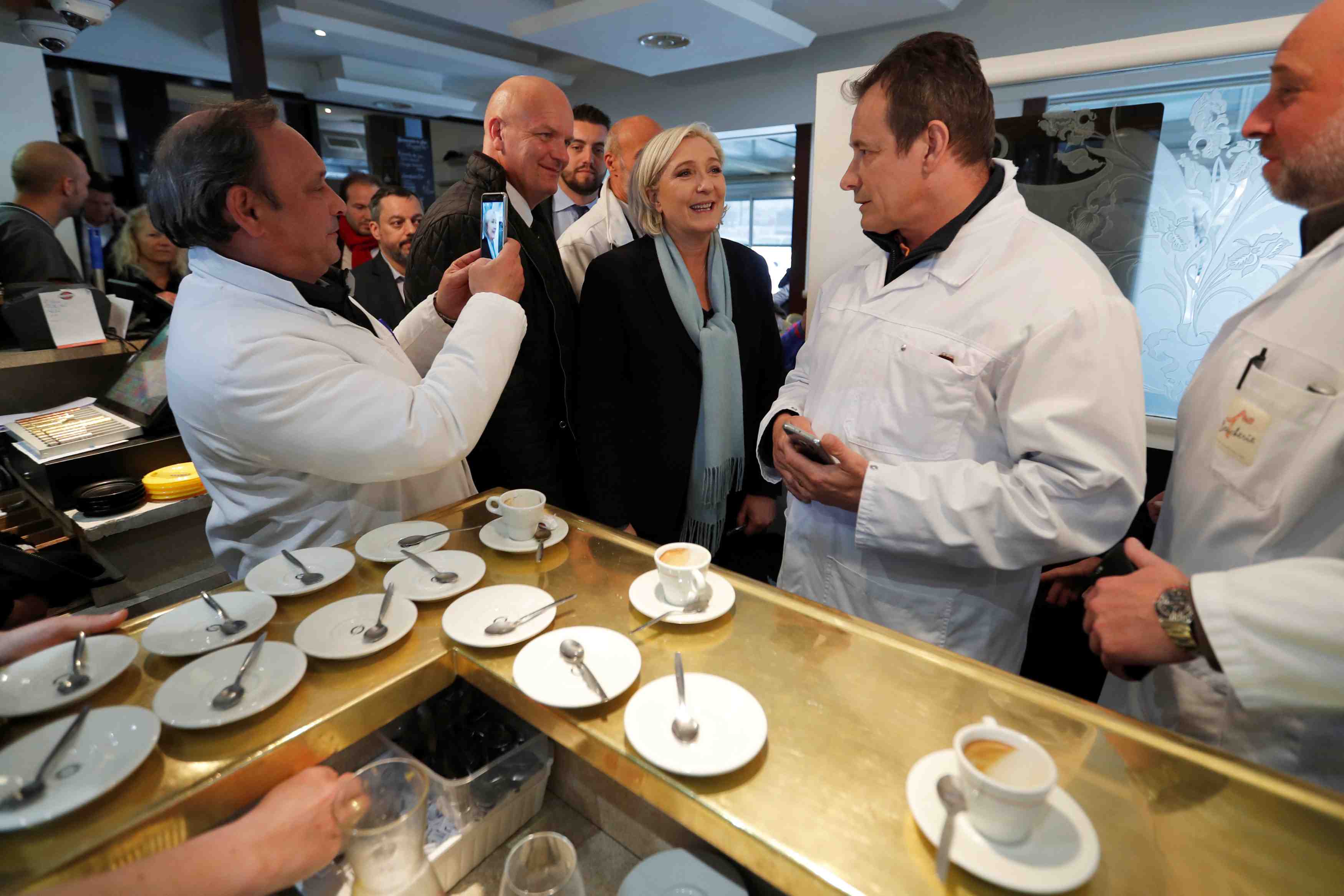 Le pen occupe le terrain face a macron