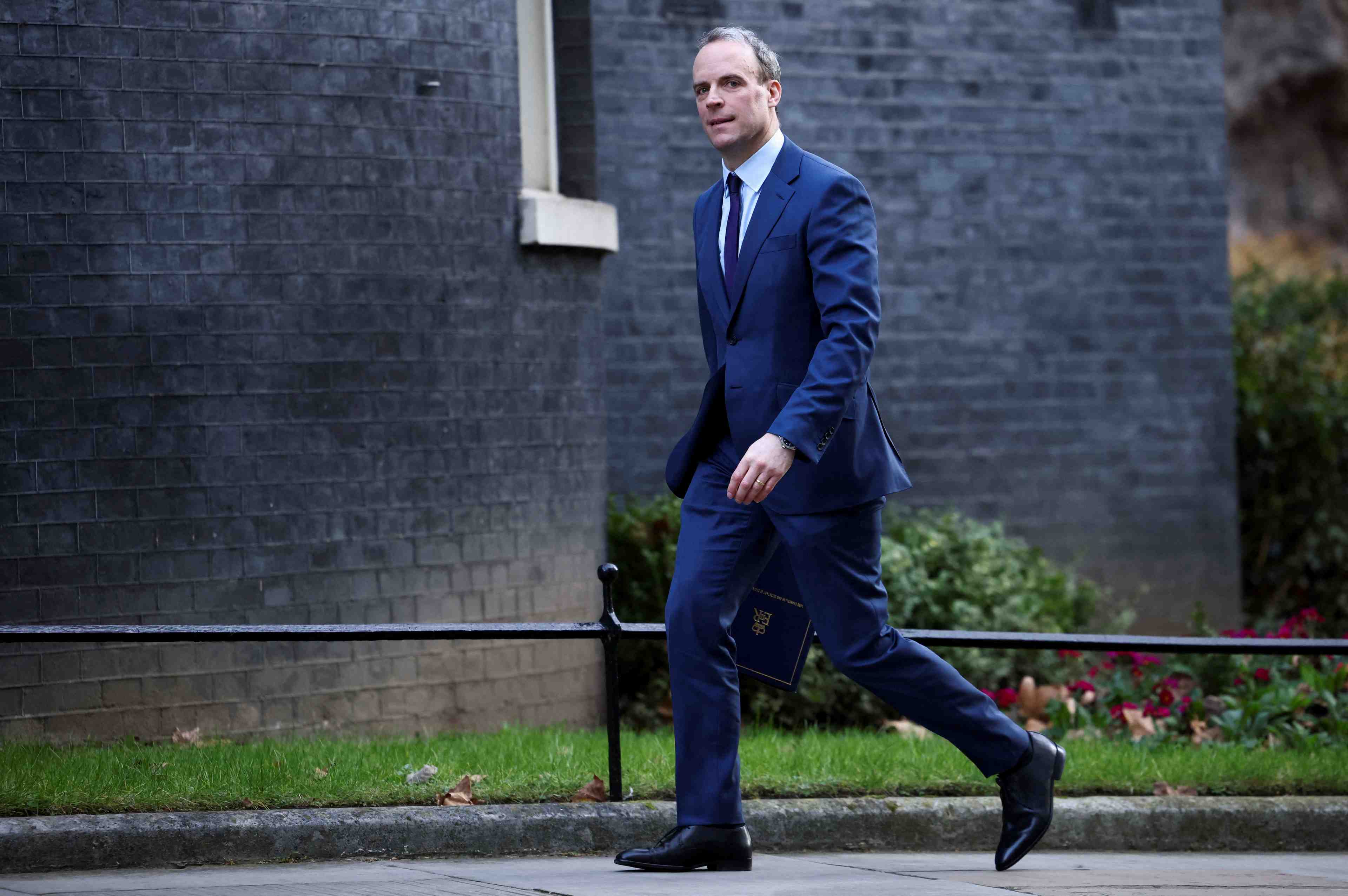 L'enquete de police empeche johnson de s'expliquer, selon raab