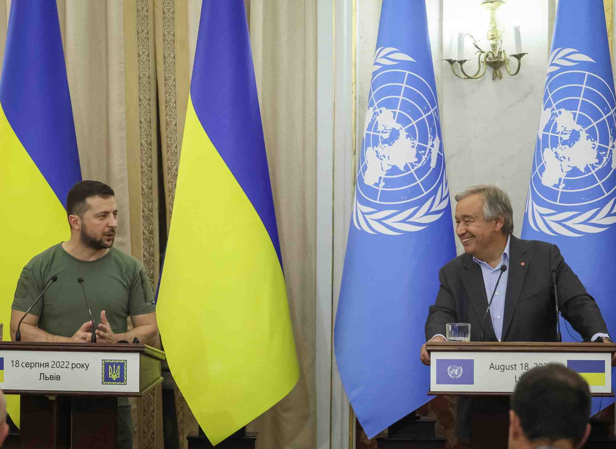 Le president ukrainien volodymyr zelenskiy et le secretaire general de l'onu antonio guterres pendant une conference de presse a lviv, en ukraine