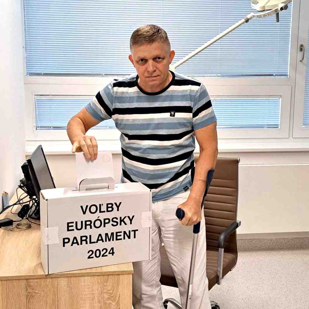 Le premier ministre slovaque robert fico vote dans un hopital de bratislava