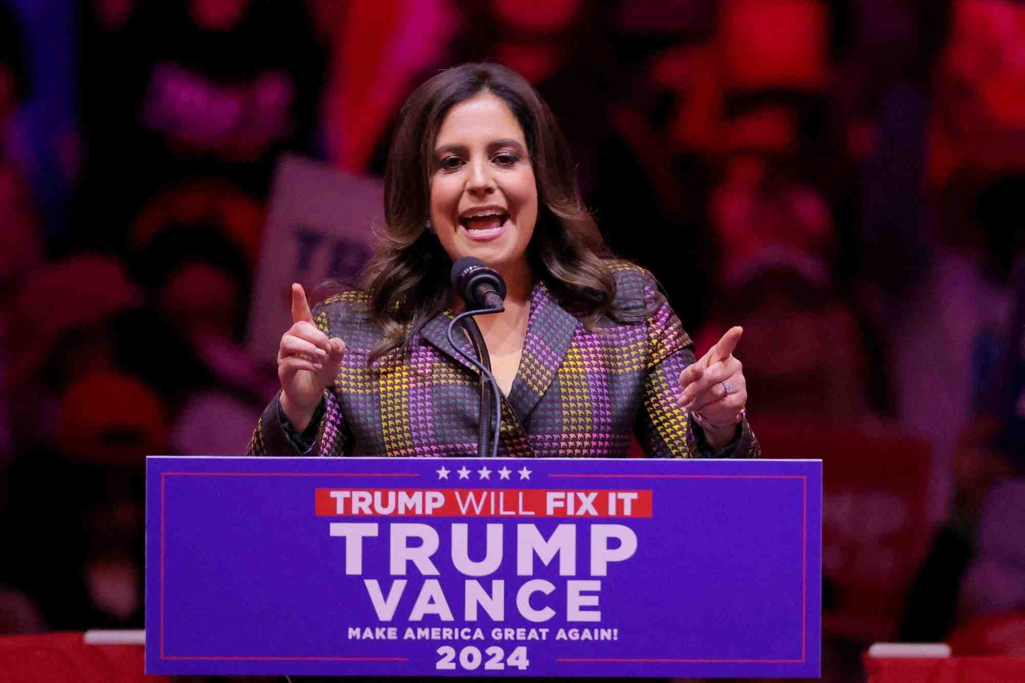 Elise stefanik, representante americaine, s'exprime lors d'un rassemblement pour donald trump au madison square garden