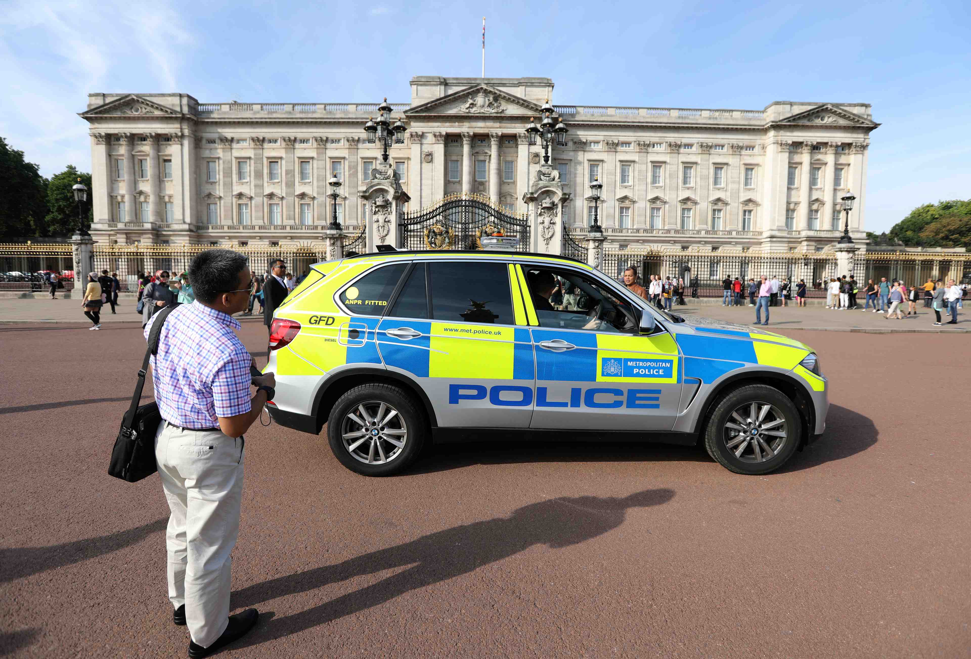 Un homme arme d'un sabre agresse deux policiers a londres