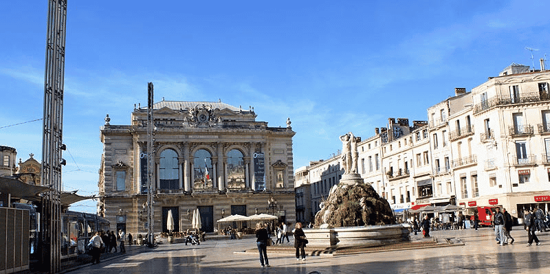 La Place de la Comédie, qui s'étend sur 13 000 m2, dont 20 % de commerces, va être réaménagée