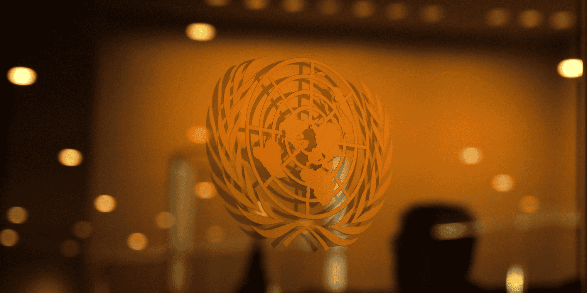 Le logo de l'onu au siege de l'organisation, a new york