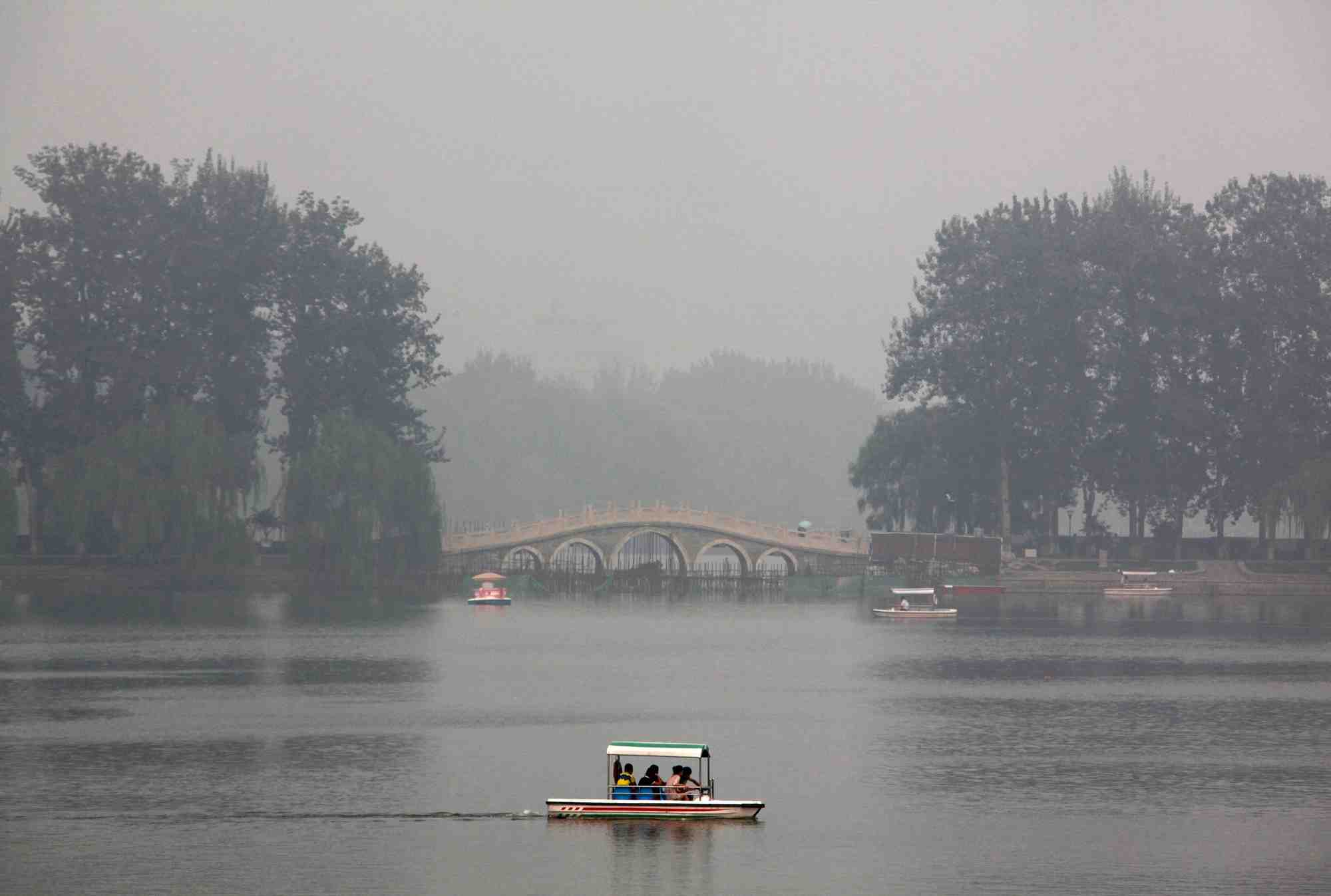 Les visiteurs au parc yuyuantan a pekin, en chine