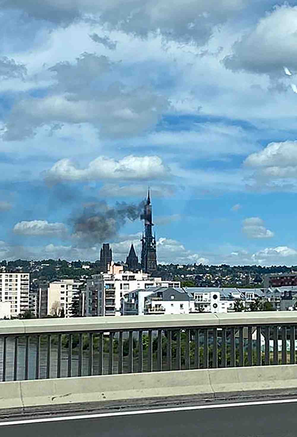 La fleche de la cathedrale gothique de la ville francaise de rouen en normandie en feu