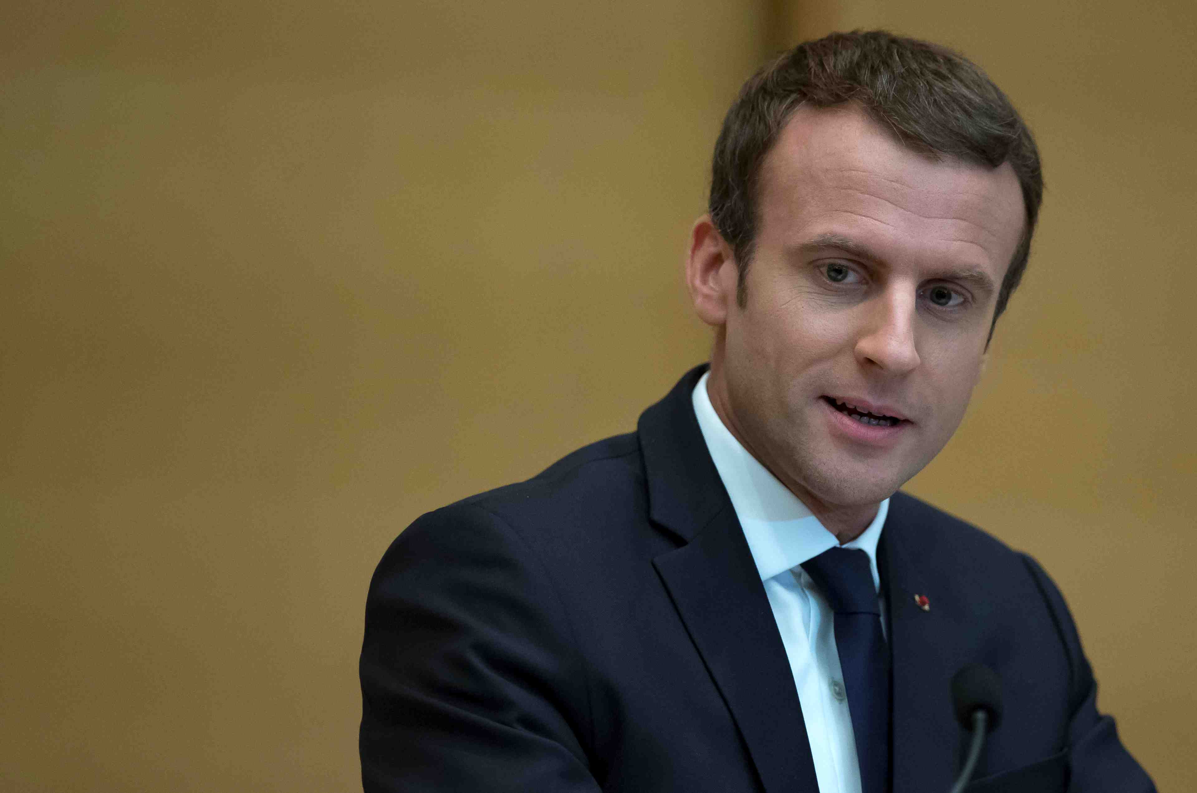 Macron porte plainte contre un photographe pour harcelement