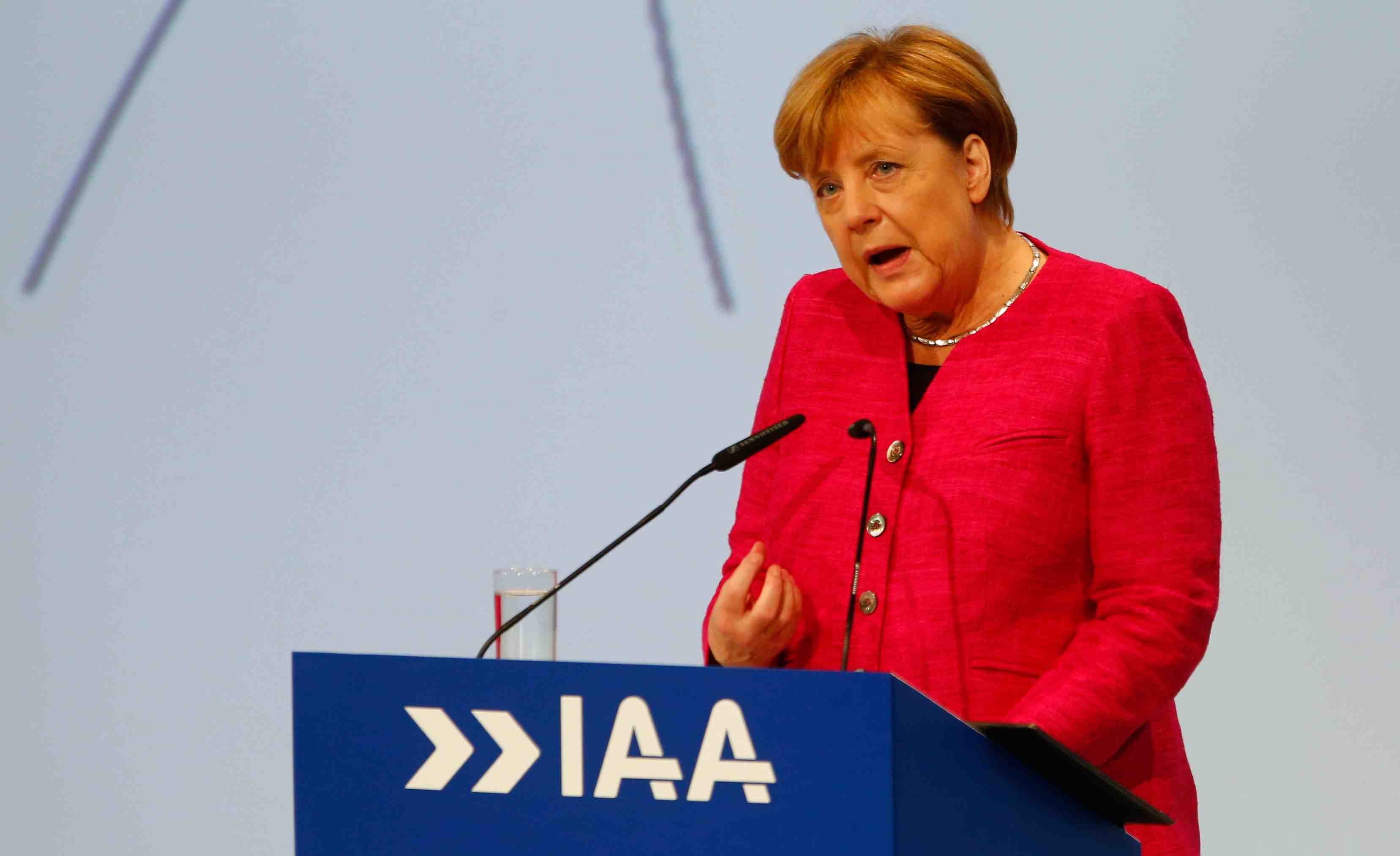 Merkel invite les constructeurs auto a restaurer la confiance