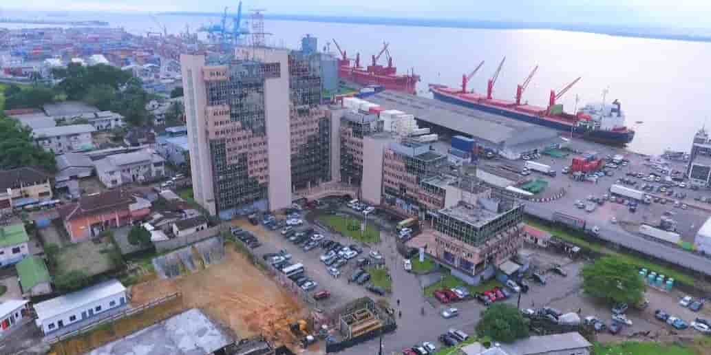 Douala (Port autonome) représente le poumon commercial du Cameroun.