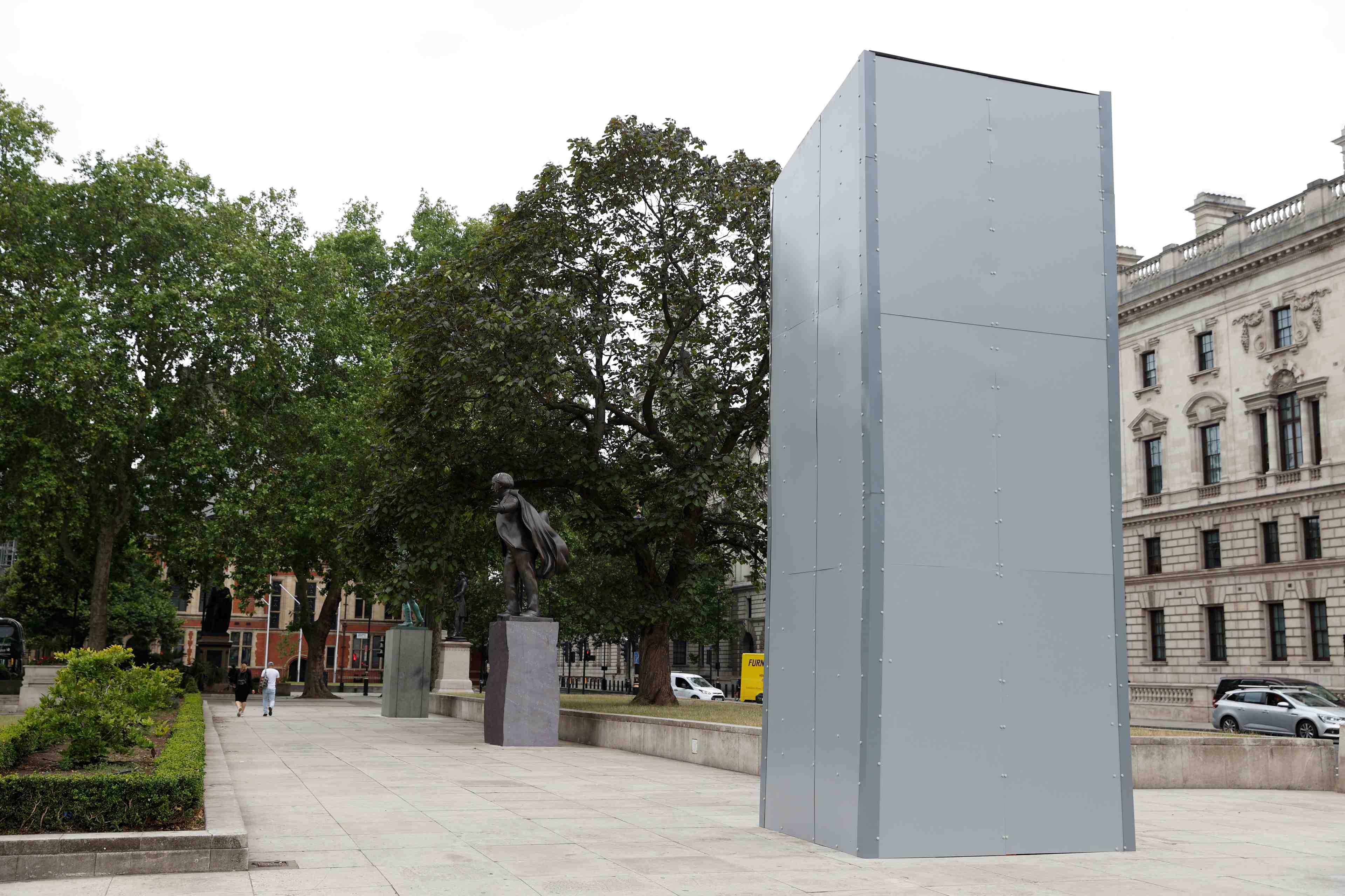 Grande-bretagne : la statue de churchill a londres protegee avant les manifestations