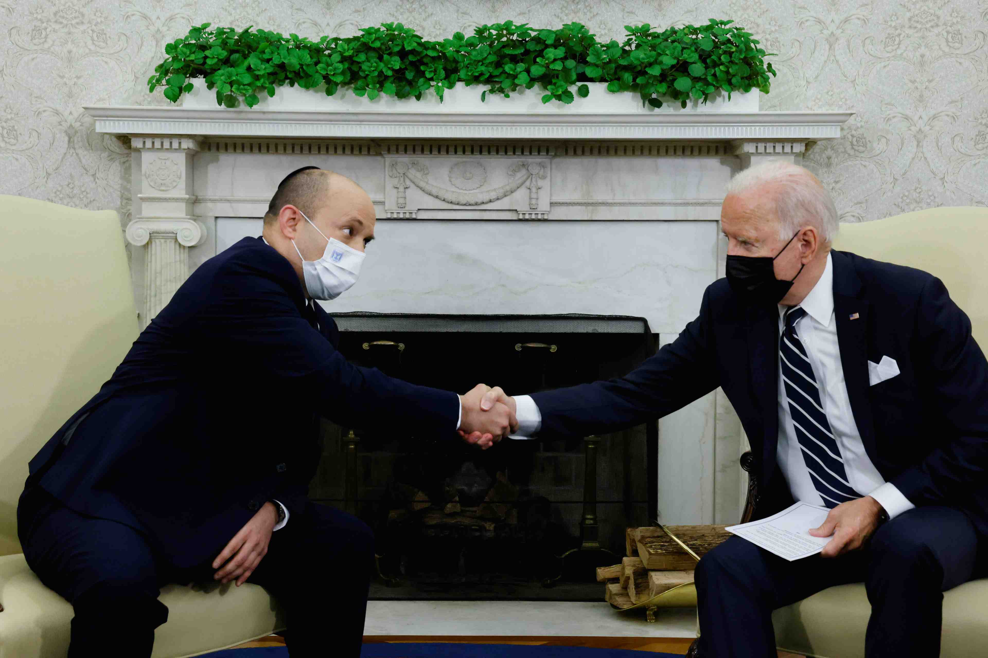 Biden et bennett cherchent a se rapprocher sur l'iran, sur fond de chaos afghan