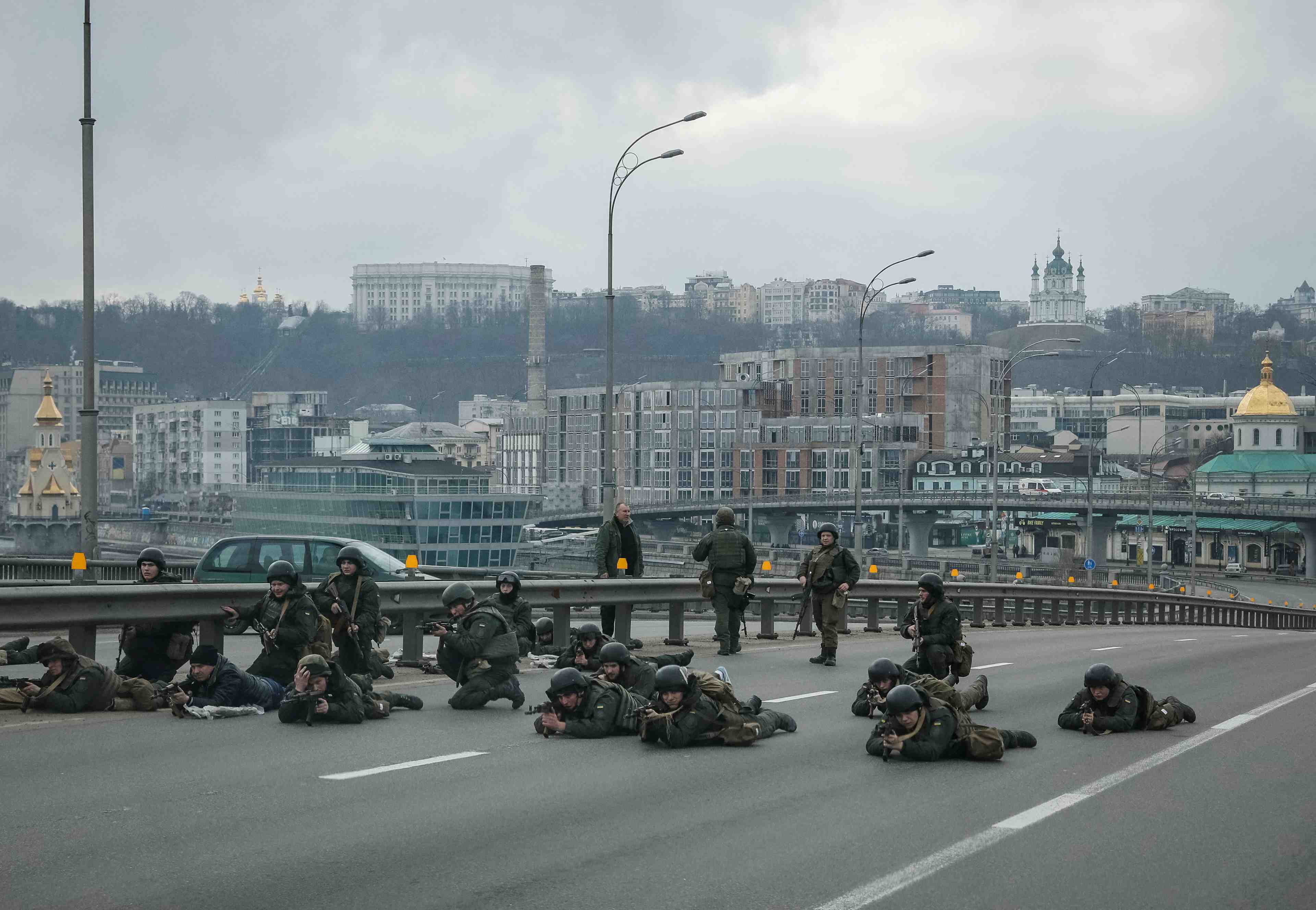 Kiev, bombardee, se prepare a un assaut russe