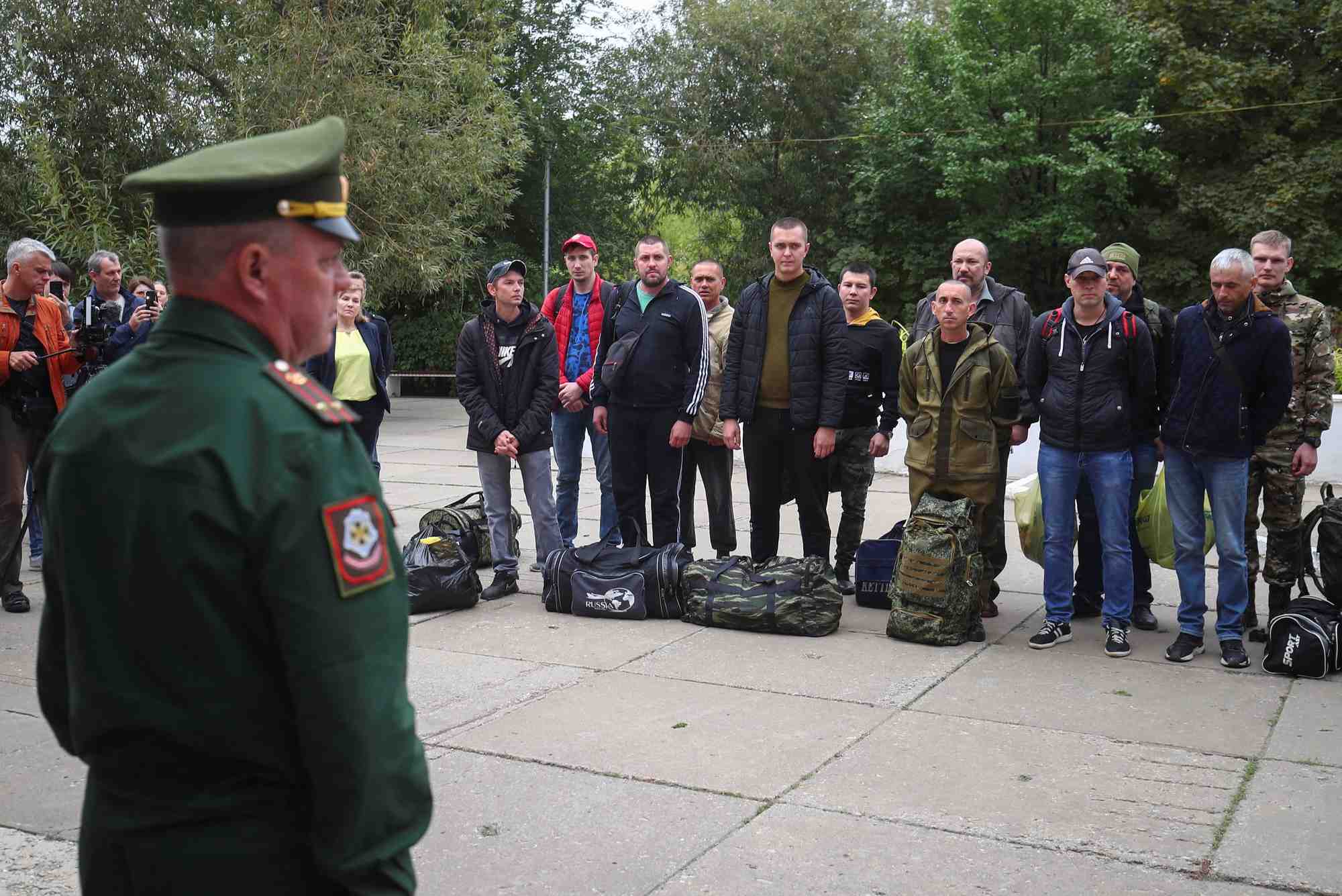 Un militaire russe s'adresse aux reservistes dans la ville de voljski, en russie