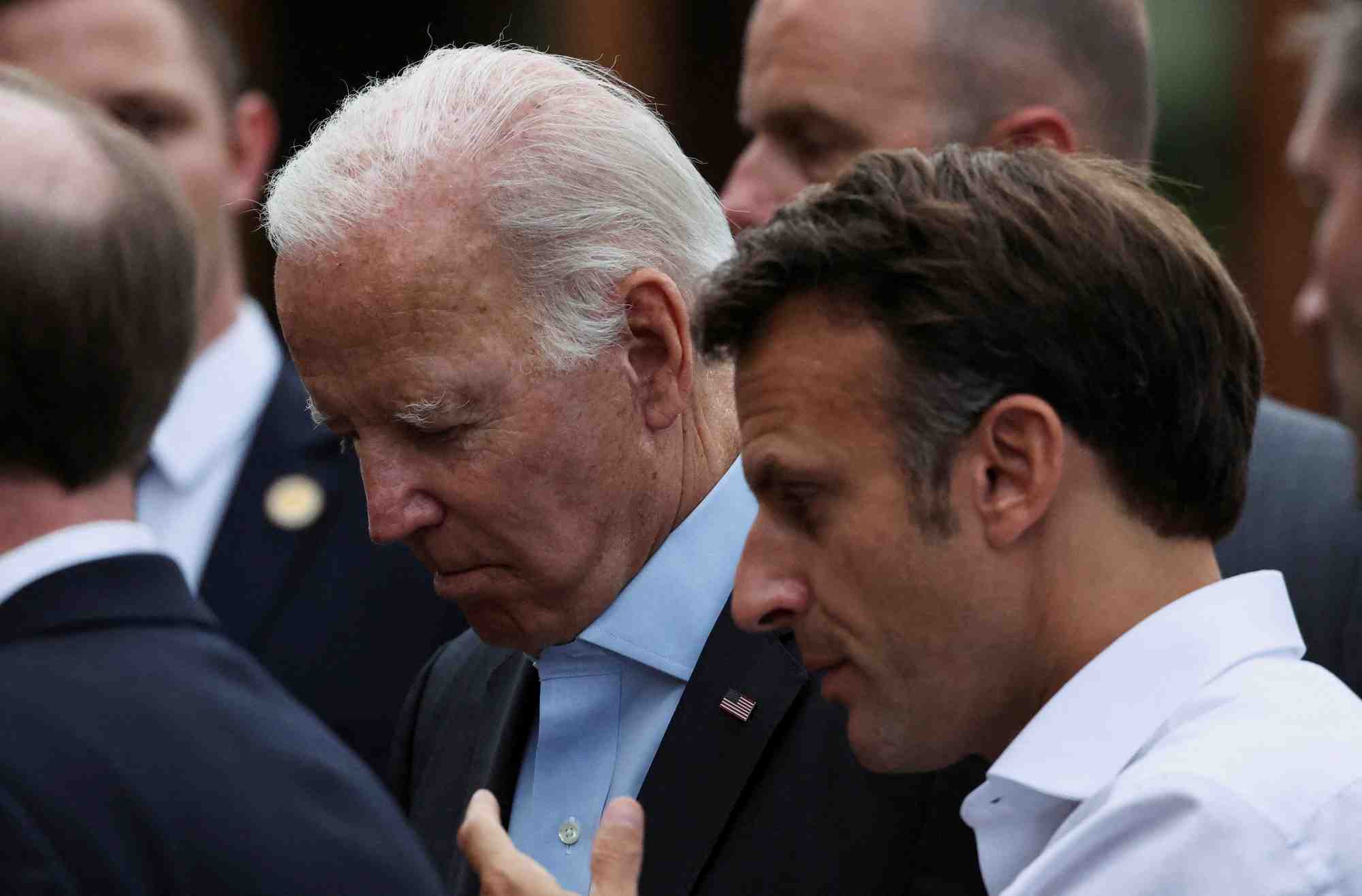Le president americain joe biden et le president francais emmanuel macron lors du sommet du g7