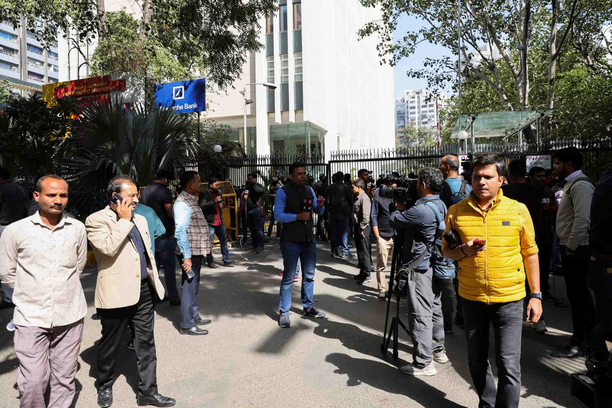 Photo des personnes a l'exterieur d'un batiment ou se trouvent les bureaux de la bbc en inde