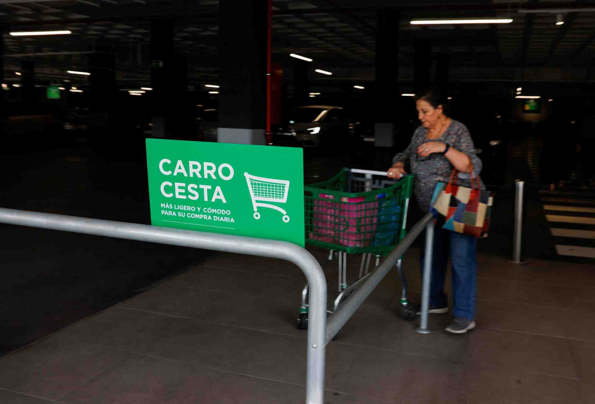 Une cliente dans un supermarche mercadona a ronda