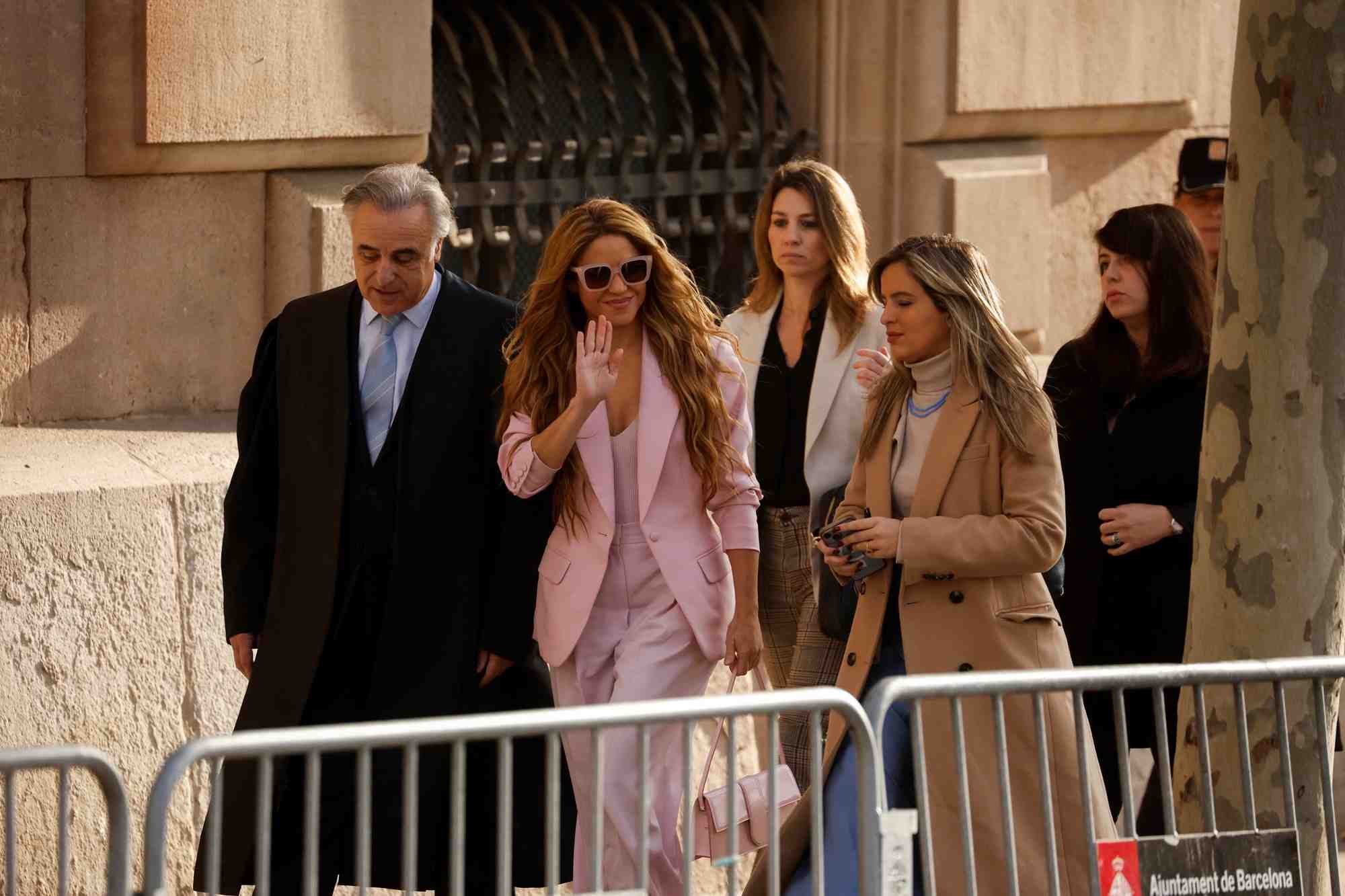 La chanteuse colombienne shakira arrive avec son avocat pau molins au tribunal de barcelone