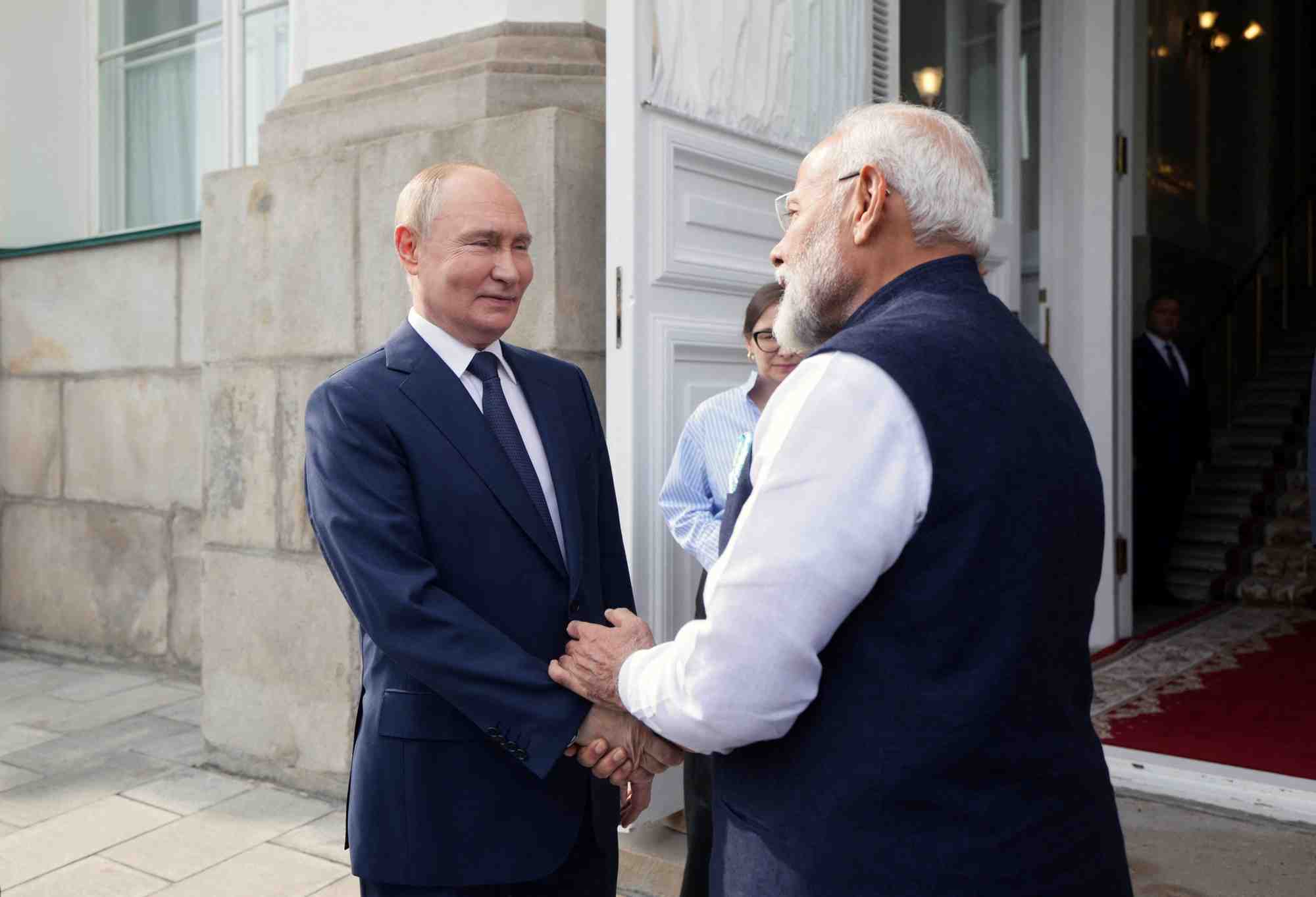 Le president russe vladimir poutine fait ses adieux au premier ministre indien narendra modi