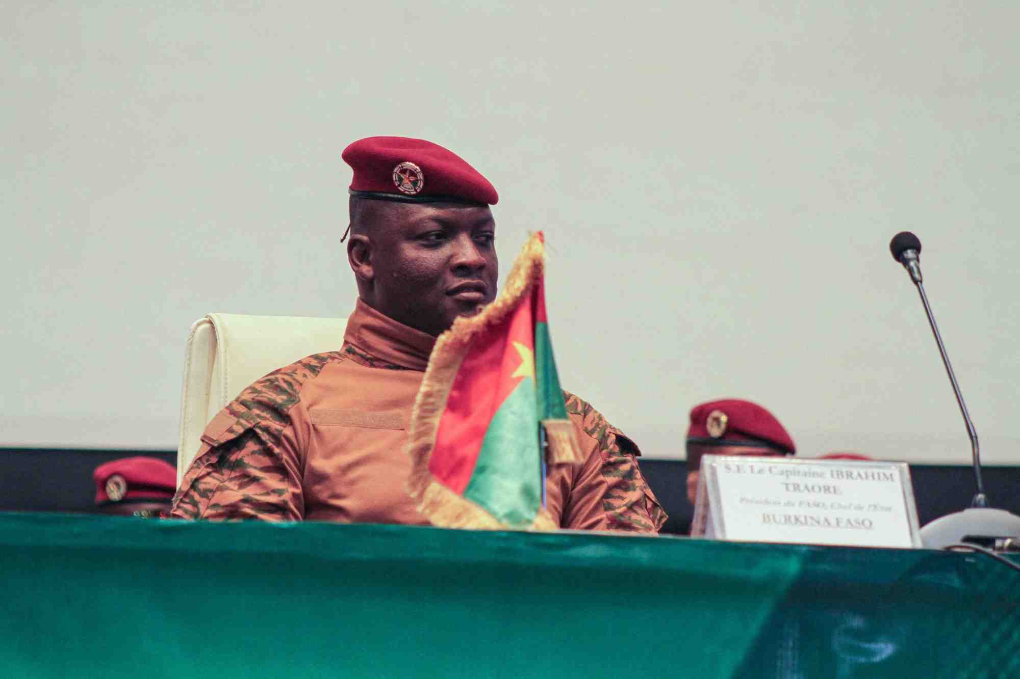 Le chef de la junte du burkina faso, lors d'un sommet au niger