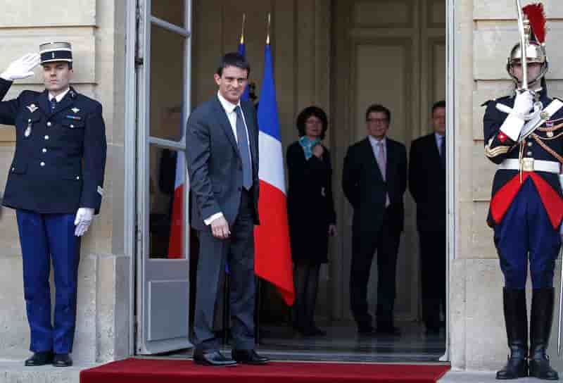 Manuel Valls tente d'amadouer une majorité frondeuse