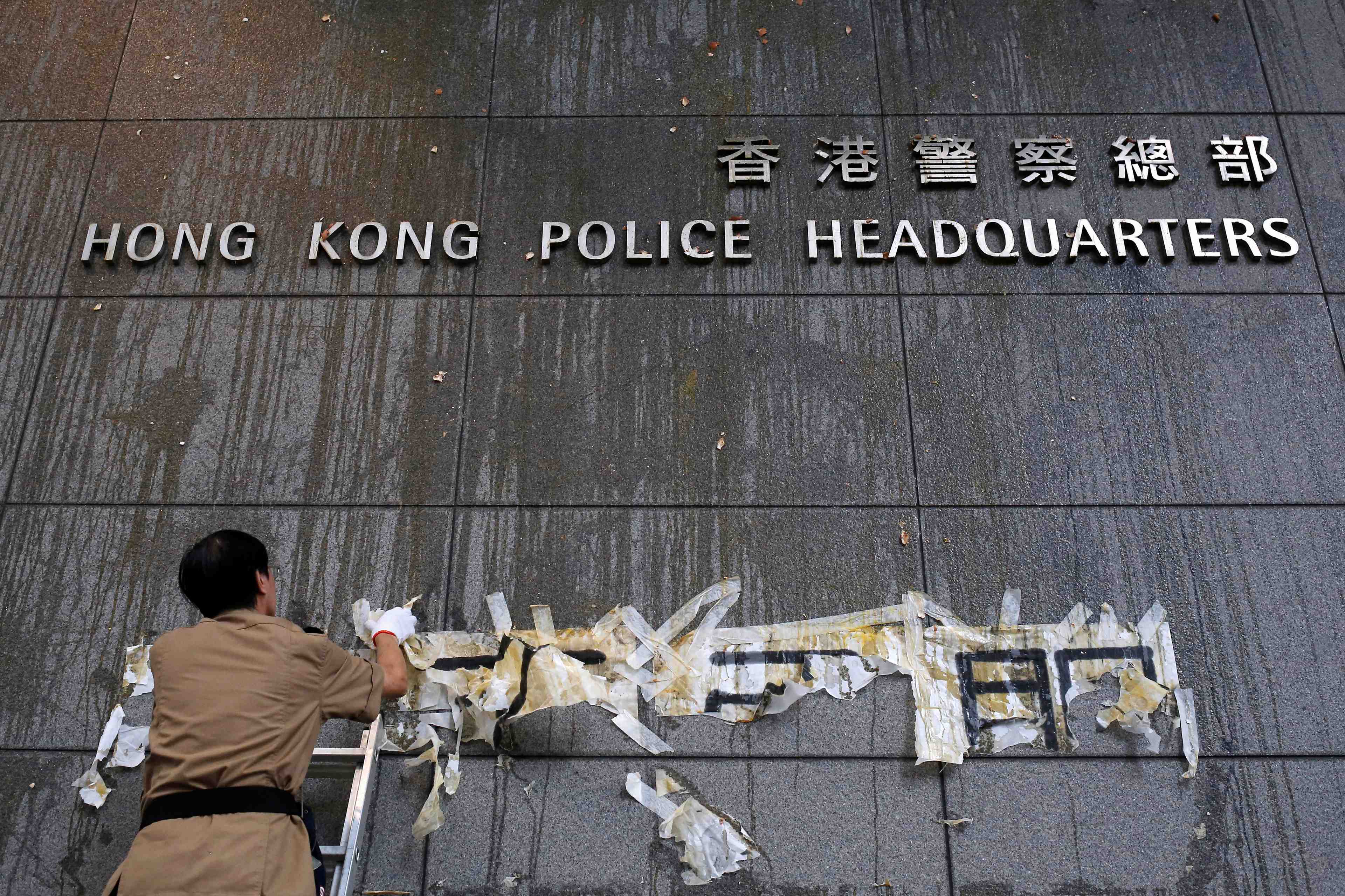 Fin d'un blocus a hong kong devant le siege de la police