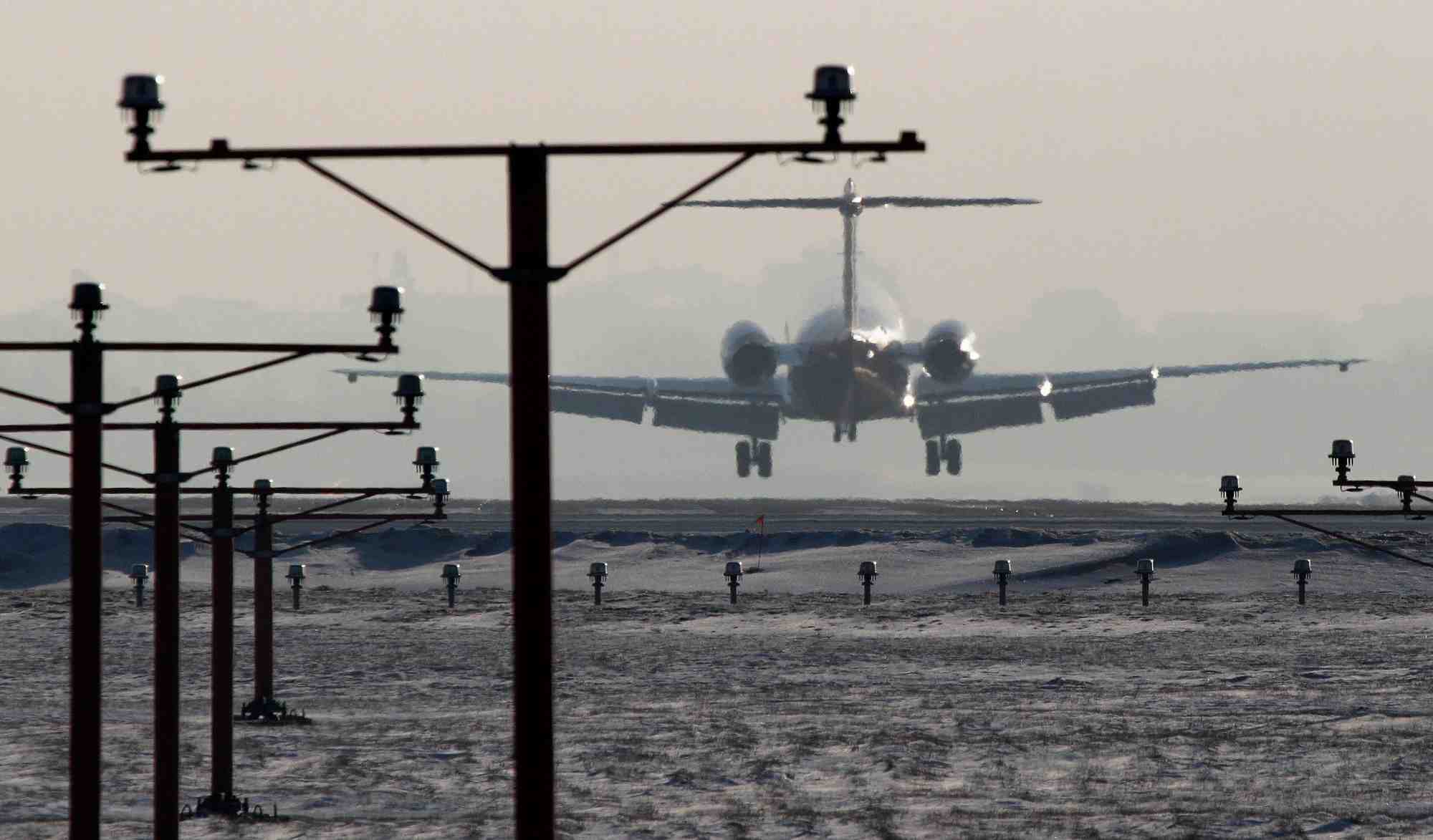 Un avion atterrit sur la piste de l'aeroport chopin a varsovie