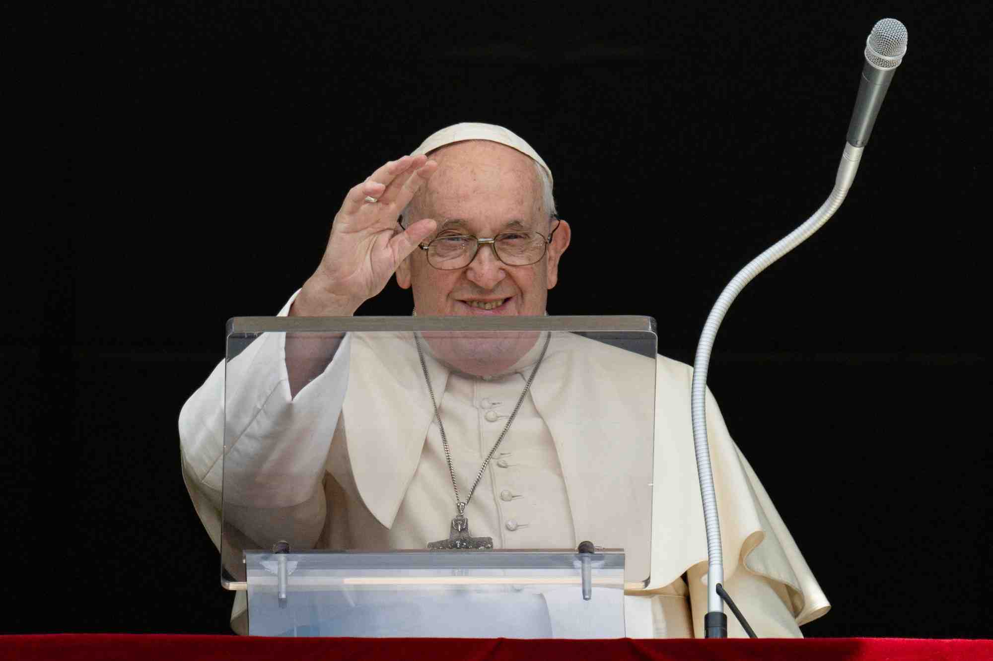 Le pape francois dirige la priere de l'angelus depuis sa fenetre, au vatican