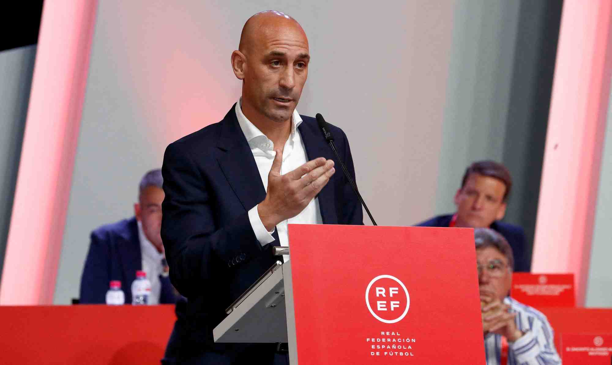 Luis rubiales lors d'une reunion de la federation espagnole