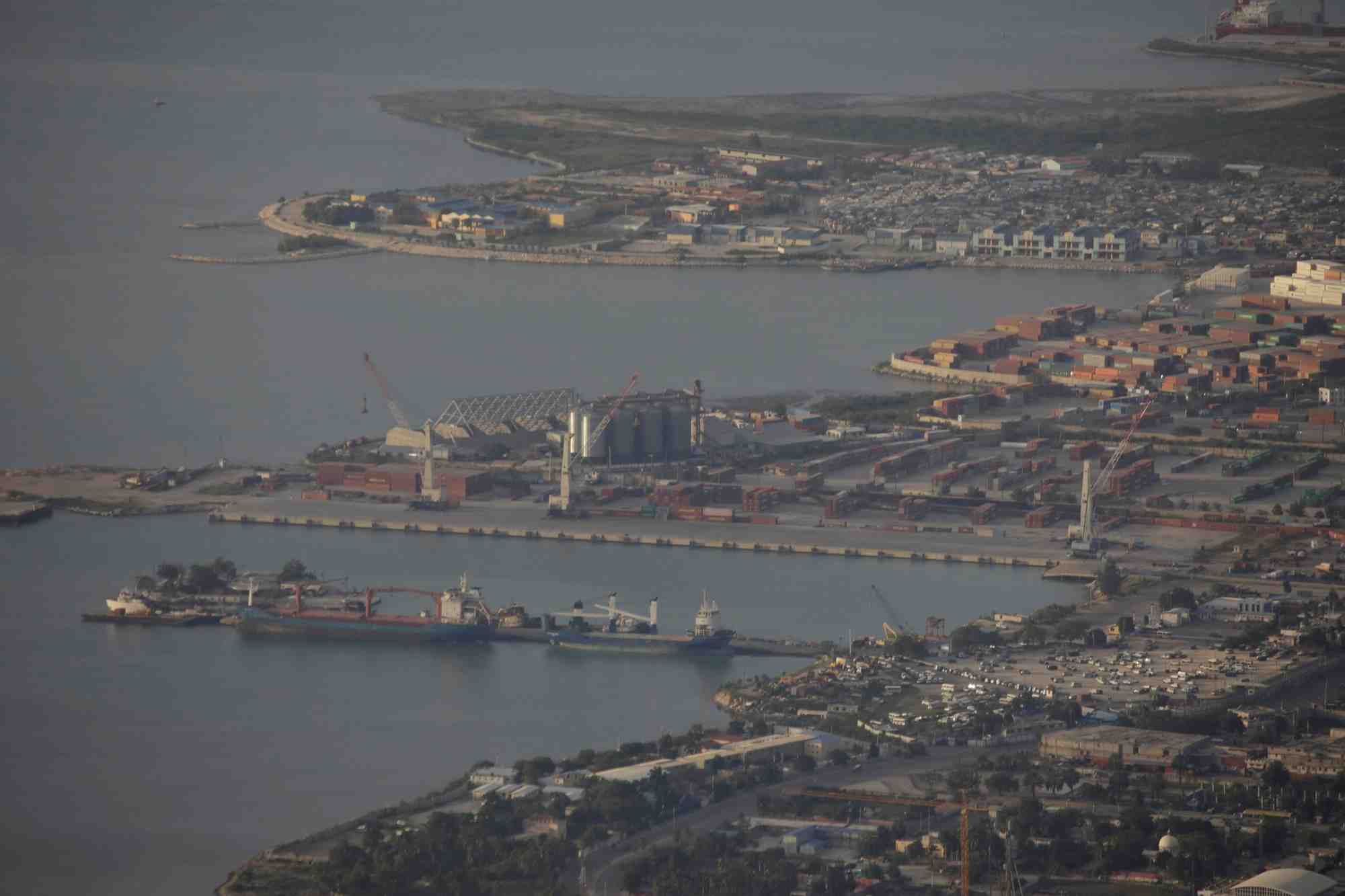 Vue generale du port et de la baie de port-au-prince, depuis la peripherie de port-au-prince