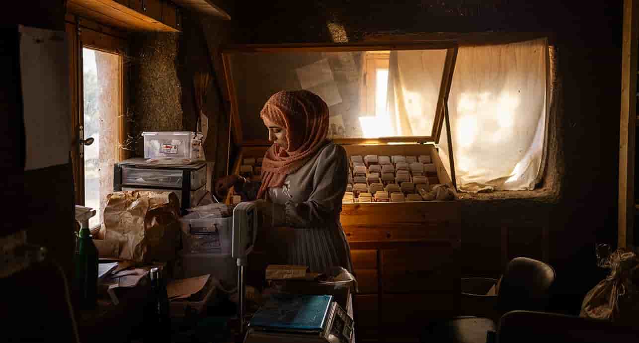 Fadija, une agricultrice syrienne, note les noms des nouvelles semences dans le système d'archivage de la ferme. Elle est réfugiée syrienne depuis 4 ans au Liban.