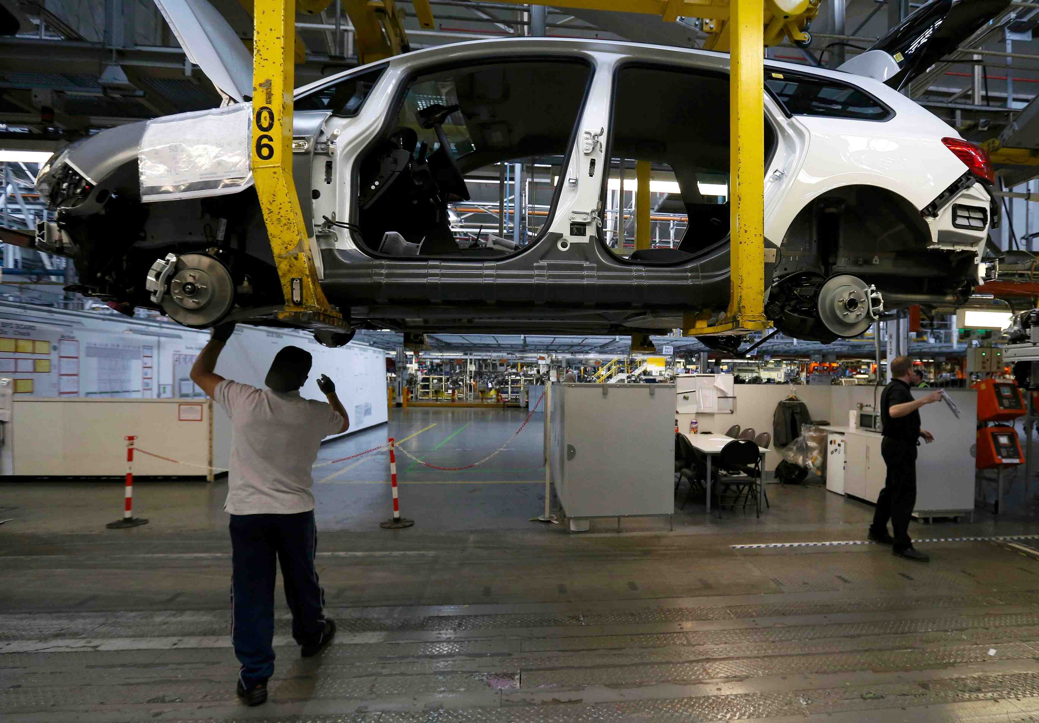 Londres s'inquiete des discussions gm-psa sur opel et vauxhall