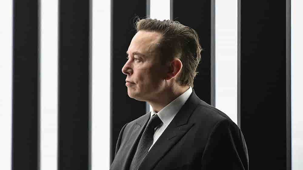 Elon Musk, PDG de Tesla, assiste à l'ouverture de l'usine Tesla à Berlin Brandebourg en 2022. La première usine européenne de Grunheide, conçue pour 500 000 véhicules par an, constitue un pilier important de la stratégie future de Tesla.